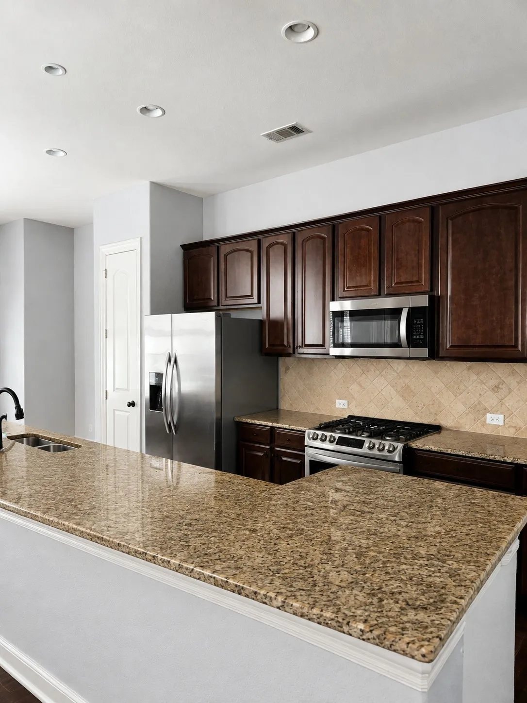 Condominium For Sale in Dallas County , 627 Senda 58, Irving, Texas 75039, 3 Bedroom, 4 Bathroom, 2 Garage spaces, 2,107 Sqft, built in 2007, mls#21361211, Real Estate Agent in Irving, Homes For Sale in Dallas county, Homes For Sale in Irving, Realtor in Irving Texas, Real Estate Brokerage Independent Realty Texas, Luminita Cordes Realtor
