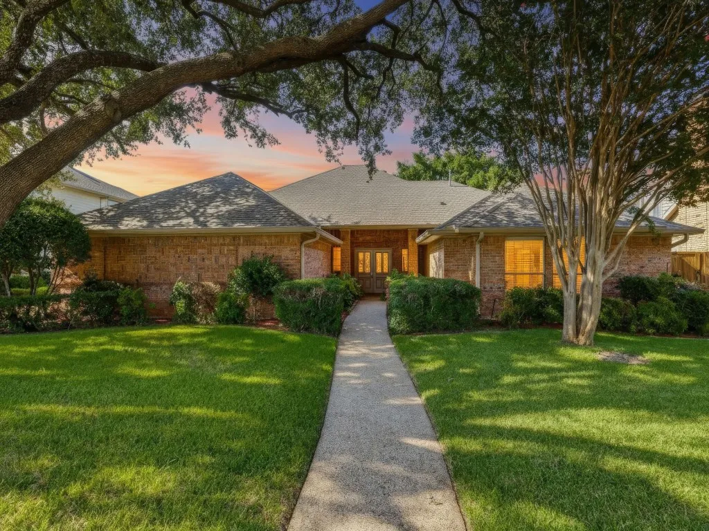 Single Family Residence For Sale in Dallas County , 1901 Ridge Creek Drive, Richardson, Texas 75082, 4 Bedroom, 3 Bathroom, 2 Garage spaces, 2,603 Sqft, built in 1986, mls#21361188, Real Estate Agent in Richardson, Homes For Sale in Dallas county, Homes For Sale in Richardson, Realtor in Richardson Texas, Real Estate Brokerage Independent Realty Texas, Luminita Cordes Realtor