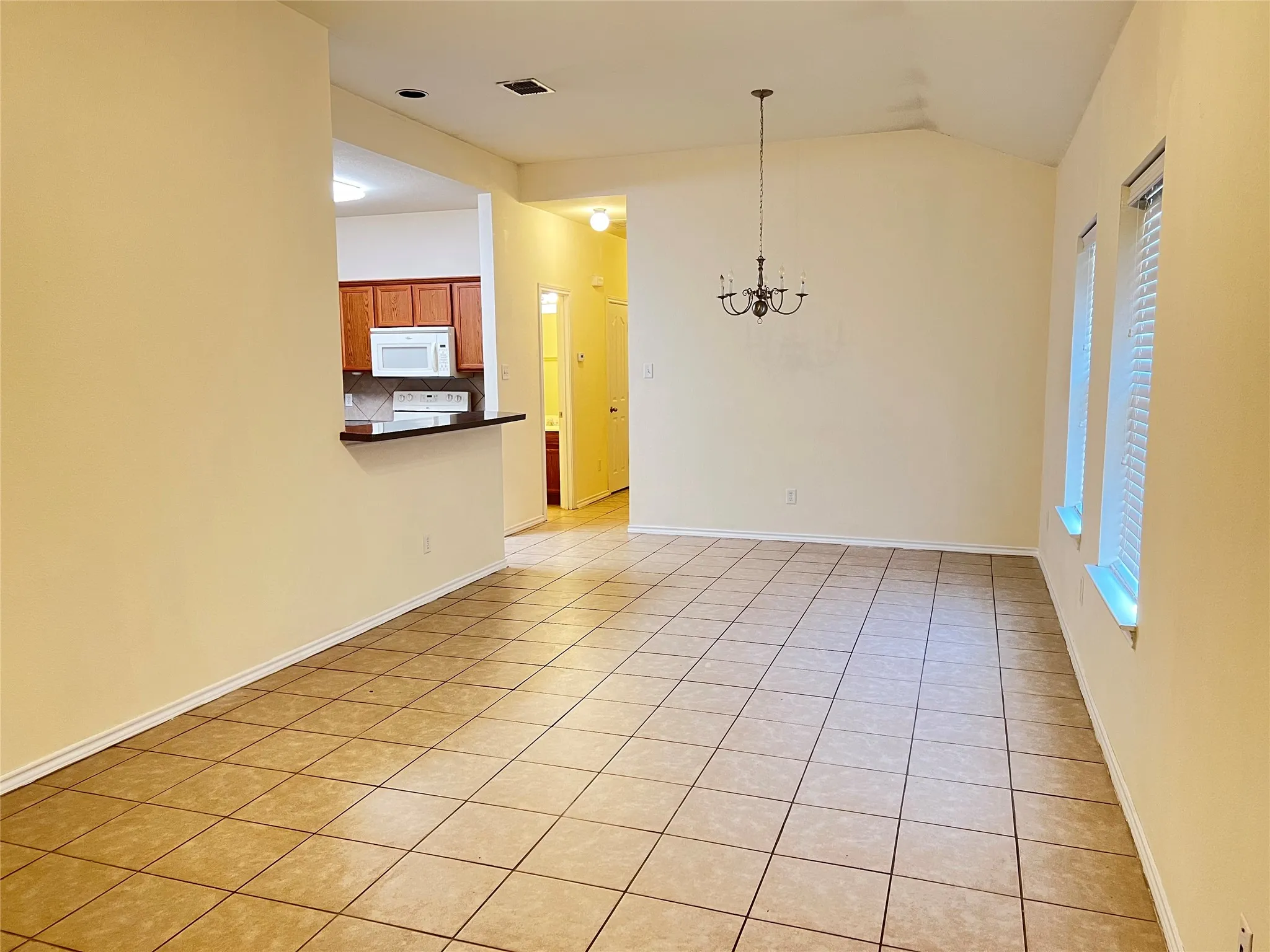Duplex For Rent in Tarrant County , 848 Mirabell Court 850, Arlington, Texas 76015, 3 Bedroom, 2 Bathroom, 1 Garage spaces, 1,116 Sqft, built in 2006, mls#21361213, Real Estate Agent in Arlington, Homes For Rent in Tarrant county, Homes For Rent in Arlington, Realtor in Arlington Texas, Real Estate Brokerage Independent Realty Texas, Luminita Cordes Realtor