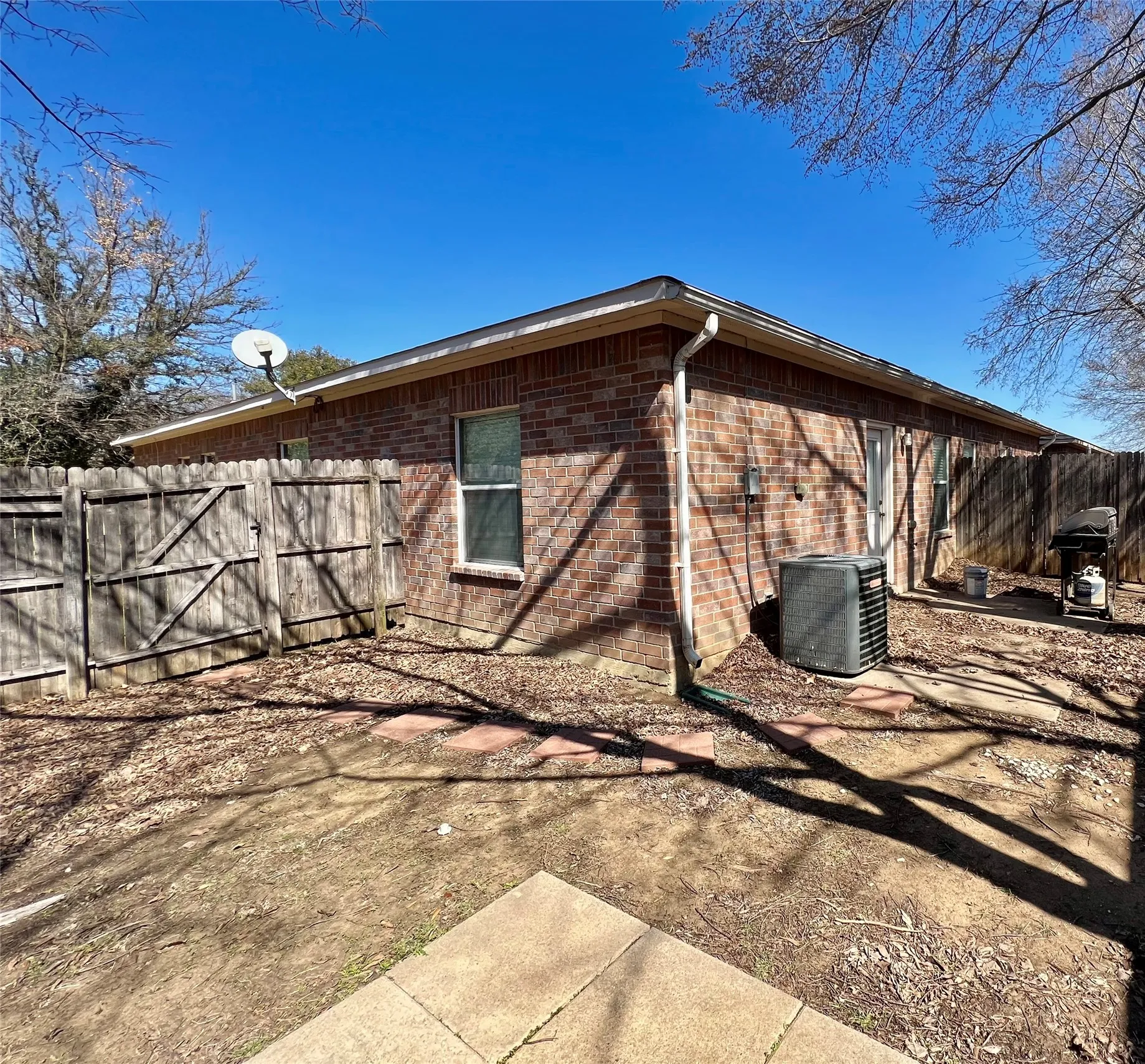 Duplex For Rent in Tarrant County , 848 Mirabell Court 850, Arlington, Texas 76015, 3 Bedroom, 2 Bathroom, 1 Garage spaces, 1,116 Sqft, built in 2006, mls#21361213, Real Estate Agent in Arlington, Homes For Rent in Tarrant county, Homes For Rent in Arlington, Realtor in Arlington Texas, Real Estate Brokerage Independent Realty Texas, Luminita Cordes Realtor