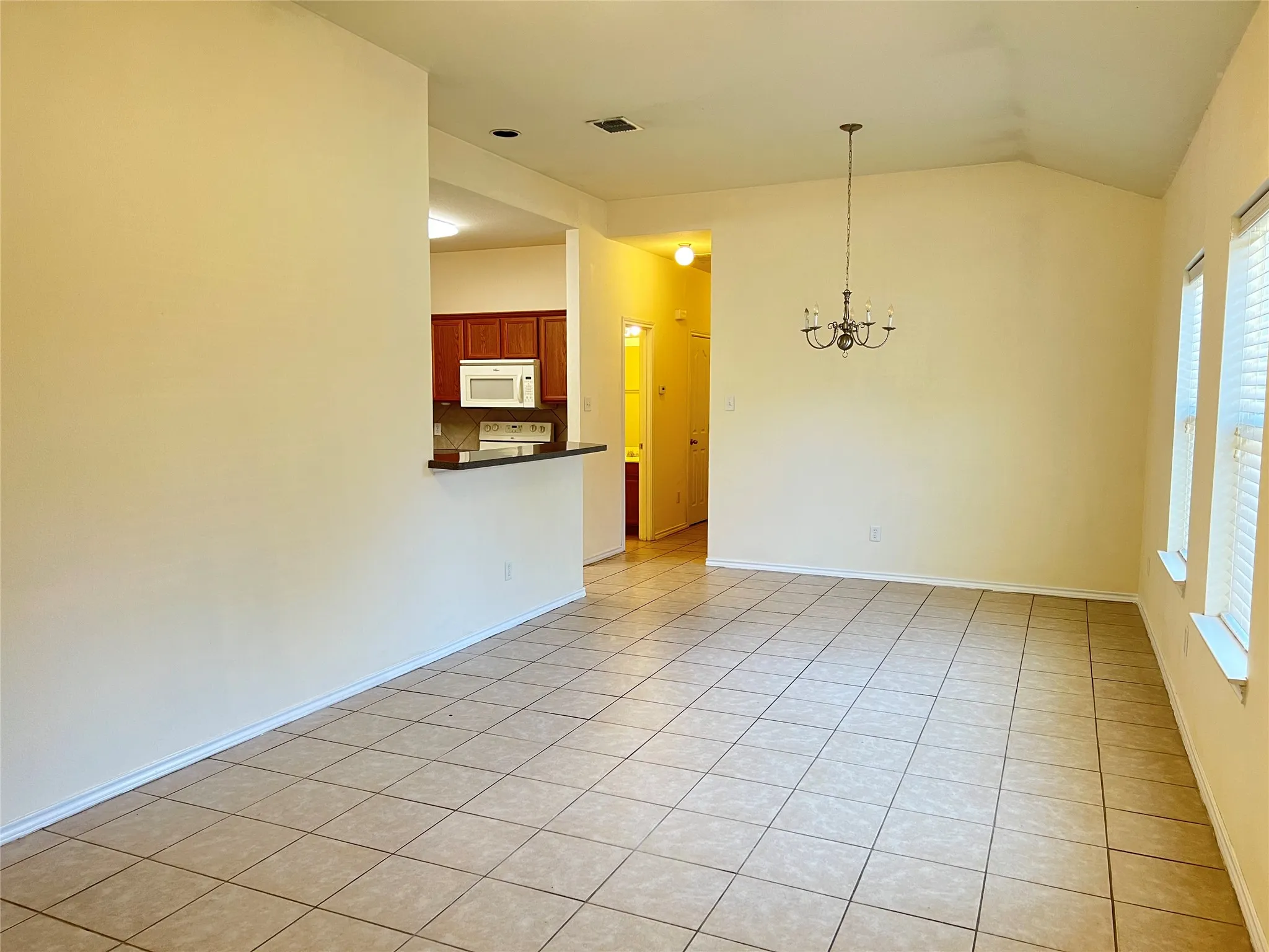 Duplex For Rent in Tarrant County , 848 Mirabell Court 850, Arlington, Texas 76015, 3 Bedroom, 2 Bathroom, 1 Garage spaces, 1,116 Sqft, built in 2006, mls#21361213, Real Estate Agent in Arlington, Homes For Rent in Tarrant county, Homes For Rent in Arlington, Realtor in Arlington Texas, Real Estate Brokerage Independent Realty Texas, Luminita Cordes Realtor