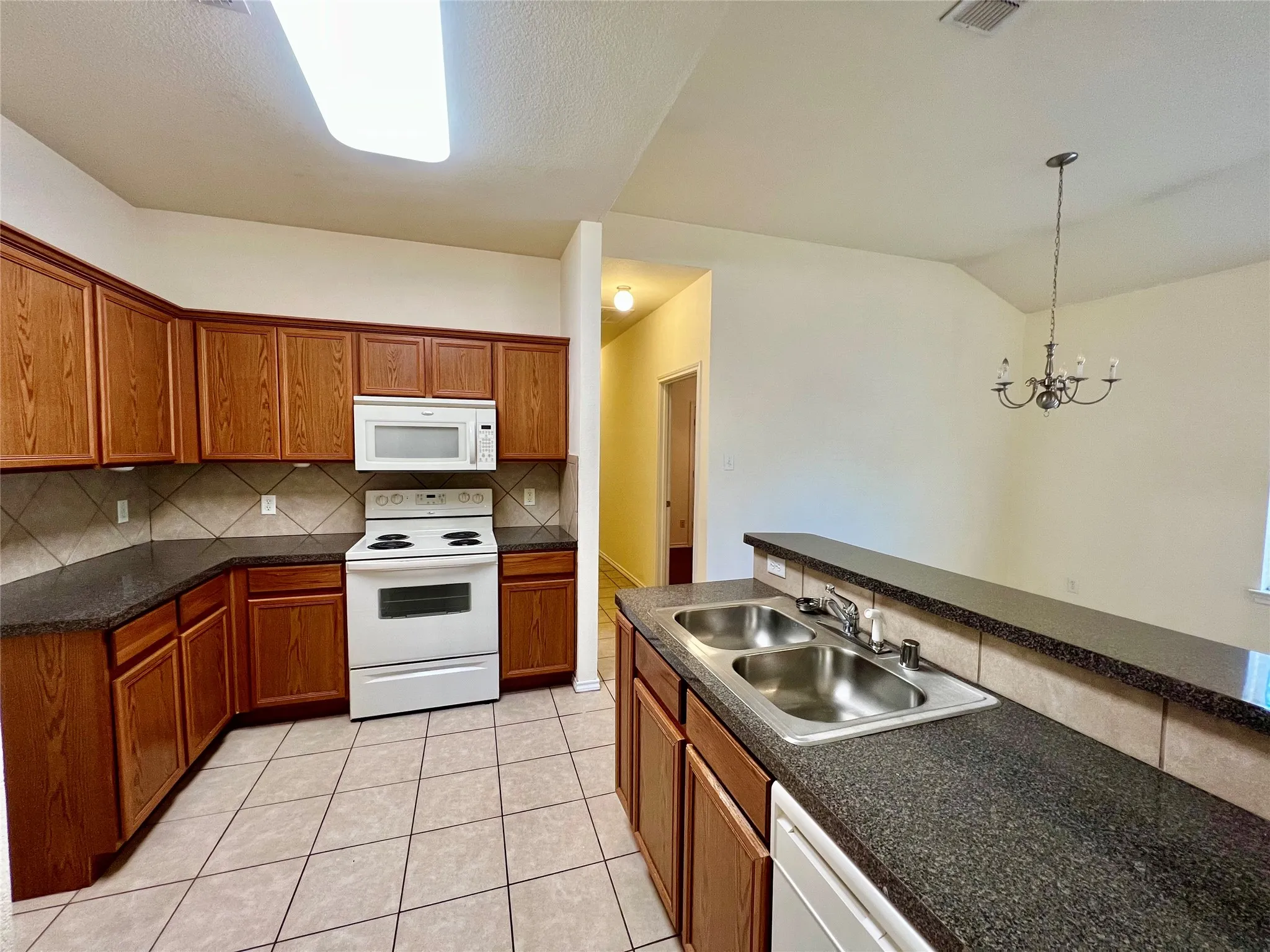 Duplex For Rent in Tarrant County , 848 Mirabell Court 850, Arlington, Texas 76015, 3 Bedroom, 2 Bathroom, 1 Garage spaces, 1,116 Sqft, built in 2006, mls#21361213, Real Estate Agent in Arlington, Homes For Rent in Tarrant county, Homes For Rent in Arlington, Realtor in Arlington Texas, Real Estate Brokerage Independent Realty Texas, Luminita Cordes Realtor