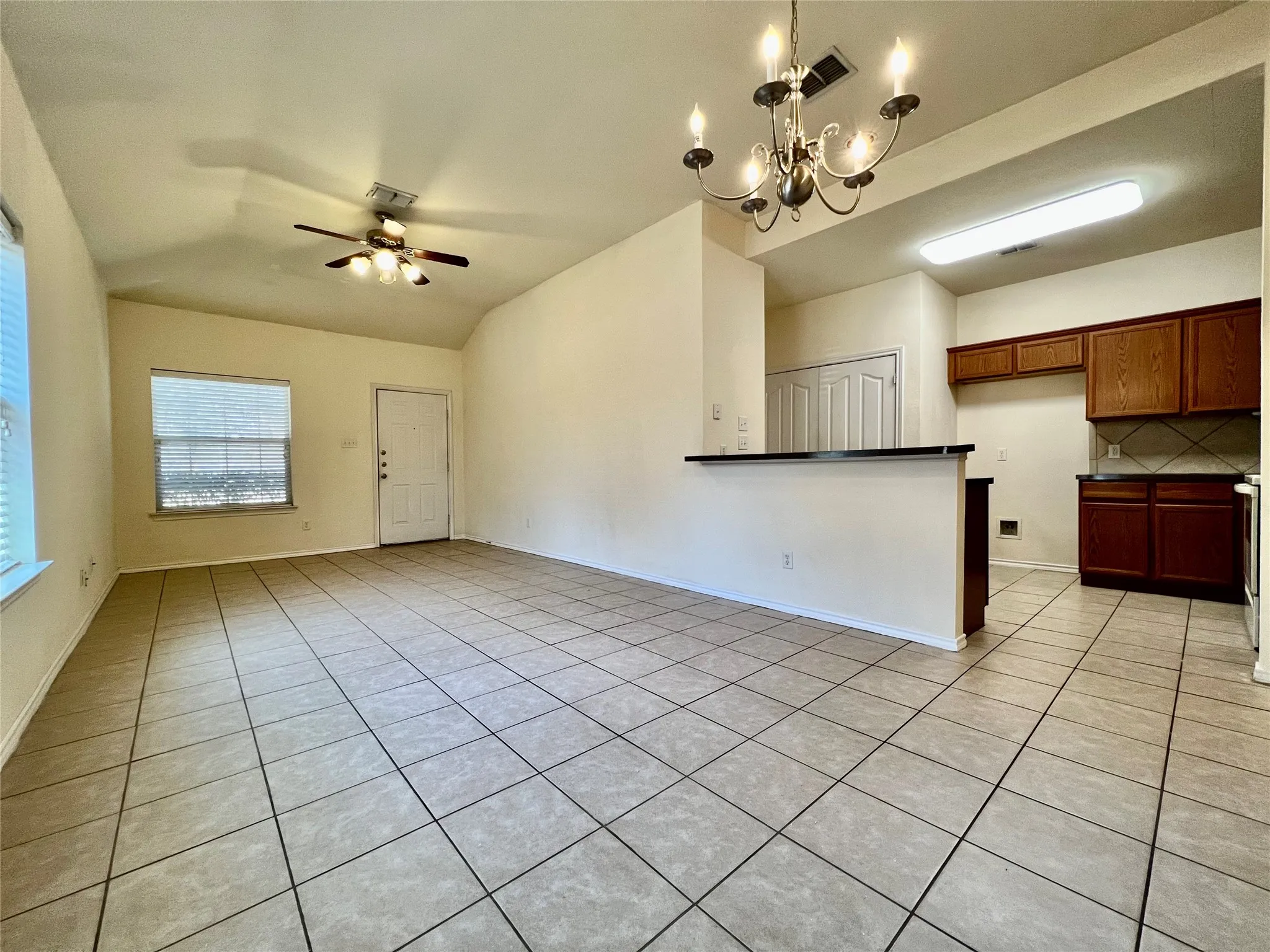 Duplex For Rent in Tarrant County , 848 Mirabell Court 850, Arlington, Texas 76015, 3 Bedroom, 2 Bathroom, 1 Garage spaces, 1,116 Sqft, built in 2006, mls#21361213, Real Estate Agent in Arlington, Homes For Rent in Tarrant county, Homes For Rent in Arlington, Realtor in Arlington Texas, Real Estate Brokerage Independent Realty Texas, Luminita Cordes Realtor