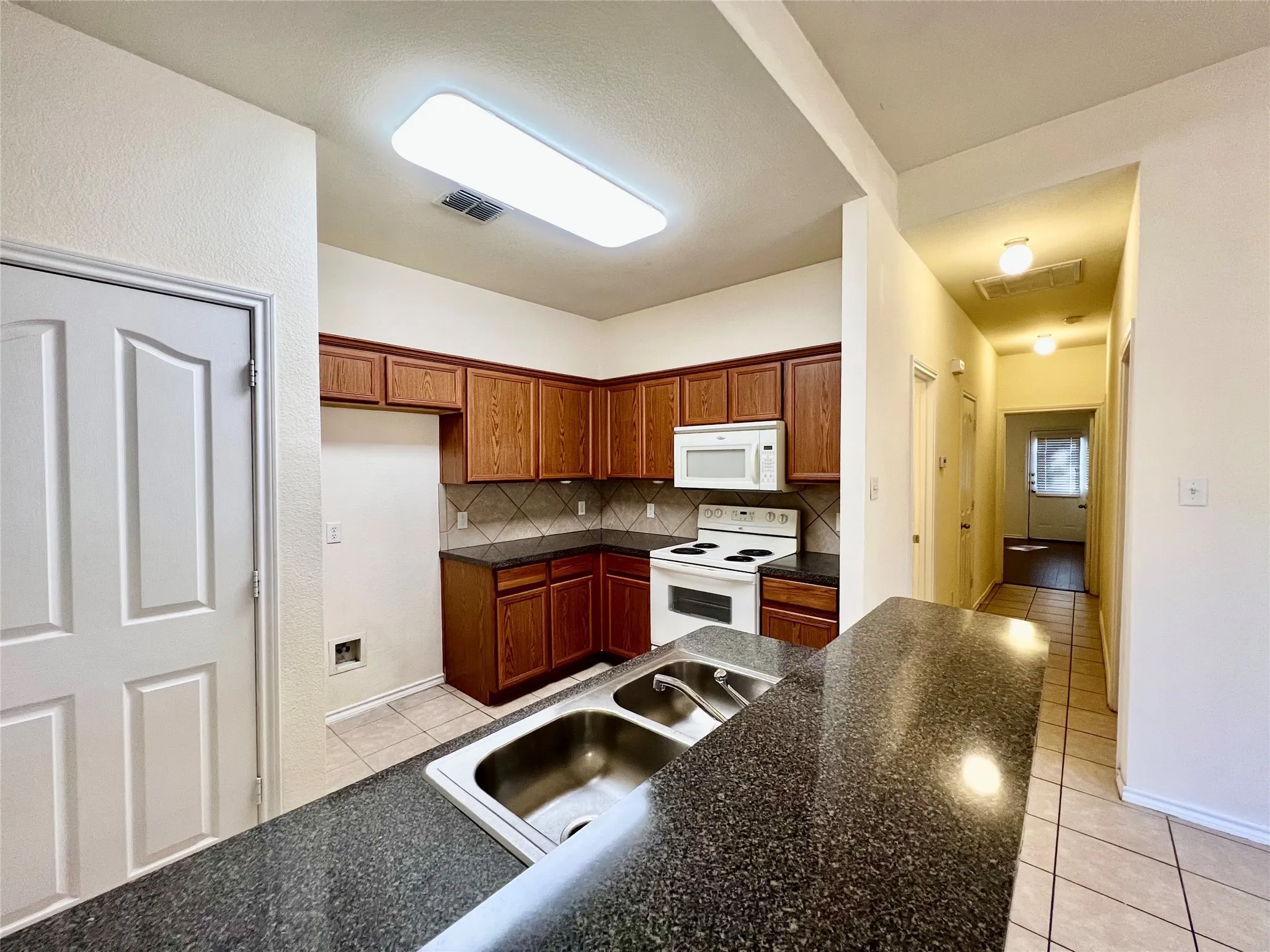 Duplex For Rent in Tarrant County , 848 Mirabell Court 850, Arlington, Texas 76015, 3 Bedroom, 2 Bathroom, 1 Garage spaces, 1,116 Sqft, built in 2006, mls#21361213, Real Estate Agent in Arlington, Homes For Rent in Tarrant county, Homes For Rent in Arlington, Realtor in Arlington Texas, Real Estate Brokerage Independent Realty Texas, Luminita Cordes Realtor