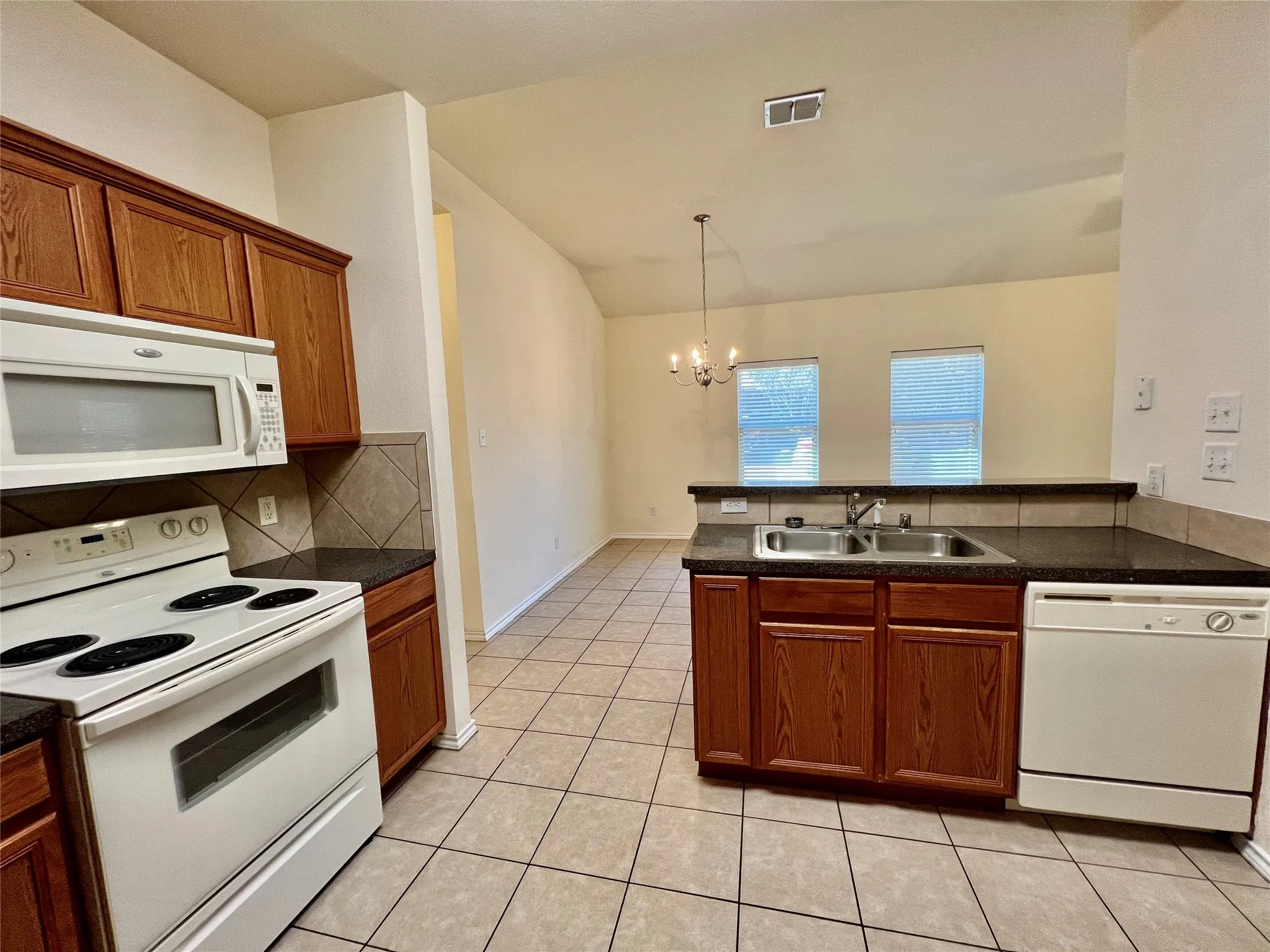 Duplex For Rent in Tarrant County , 848 Mirabell Court 850, Arlington, Texas 76015, 3 Bedroom, 2 Bathroom, 1 Garage spaces, 1,116 Sqft, built in 2006, mls#21361213, Real Estate Agent in Arlington, Homes For Rent in Tarrant county, Homes For Rent in Arlington, Realtor in Arlington Texas, Real Estate Brokerage Independent Realty Texas, Luminita Cordes Realtor
