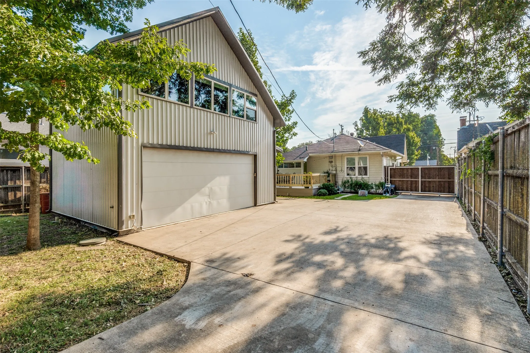 Single Family Residence For Sale in Dallas County , 2515 Abrams Road, Dallas, Texas 75214, 3 Bedroom, 2 Bathroom, 2 Garage spaces, 1,714 Sqft, built in 1914, mls#21361209, Real Estate Agent in Dallas, Homes For Sale in Dallas county, Homes For Sale in Dallas, Realtor in Dallas Texas, Real Estate Brokerage Independent Realty Texas, Luminita Cordes Realtor
