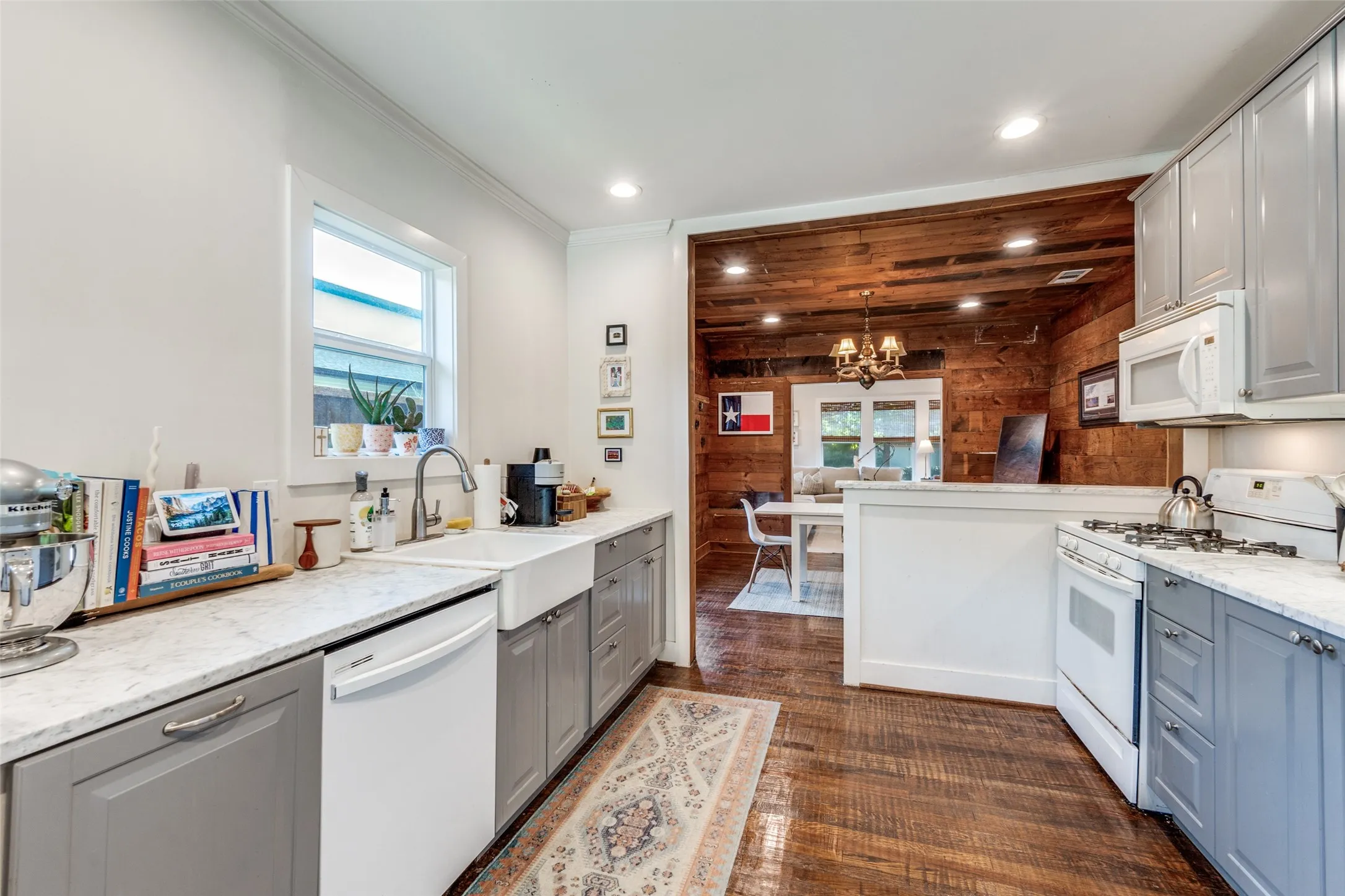Single Family Residence For Sale in Dallas County , 2515 Abrams Road, Dallas, Texas 75214, 3 Bedroom, 2 Bathroom, 2 Garage spaces, 1,714 Sqft, built in 1914, mls#21361209, Real Estate Agent in Dallas, Homes For Sale in Dallas county, Homes For Sale in Dallas, Realtor in Dallas Texas, Real Estate Brokerage Independent Realty Texas, Luminita Cordes Realtor