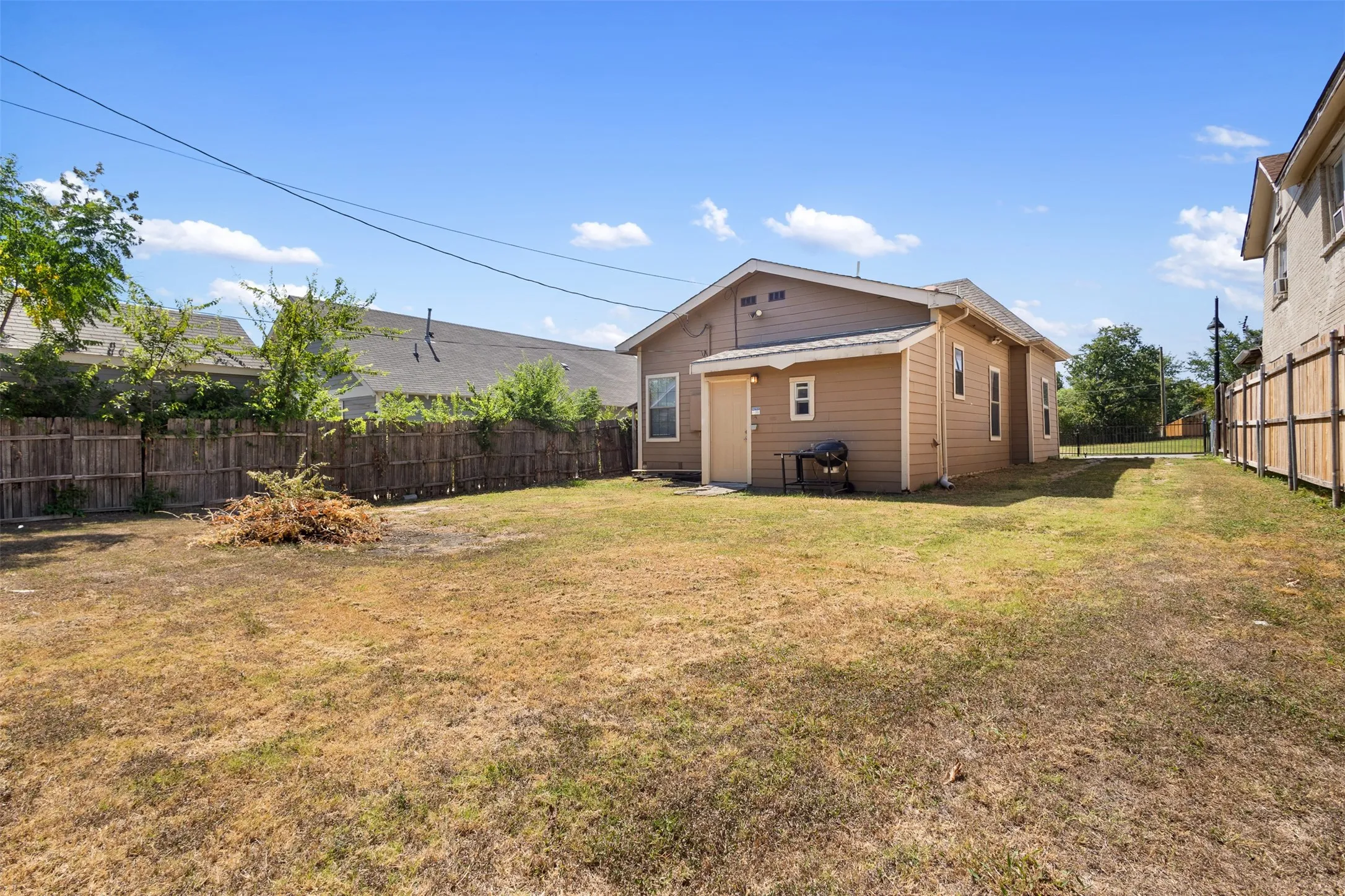 Single Family Residence For Rent in Tarrant County , 1235 E Leuda Street, Fort Worth, Texas 76104, 3 Bedroom, 2 Bathroom, Garage spaces, 1,147 Sqft, built in 1905, mls#21361231, Real Estate Agent in Fort Worth, Homes For Rent in Tarrant county, Homes For Rent in Fort Worth, Realtor in Fort Worth Texas, Real Estate Brokerage Independent Realty Texas, Luminita Cordes Realtor