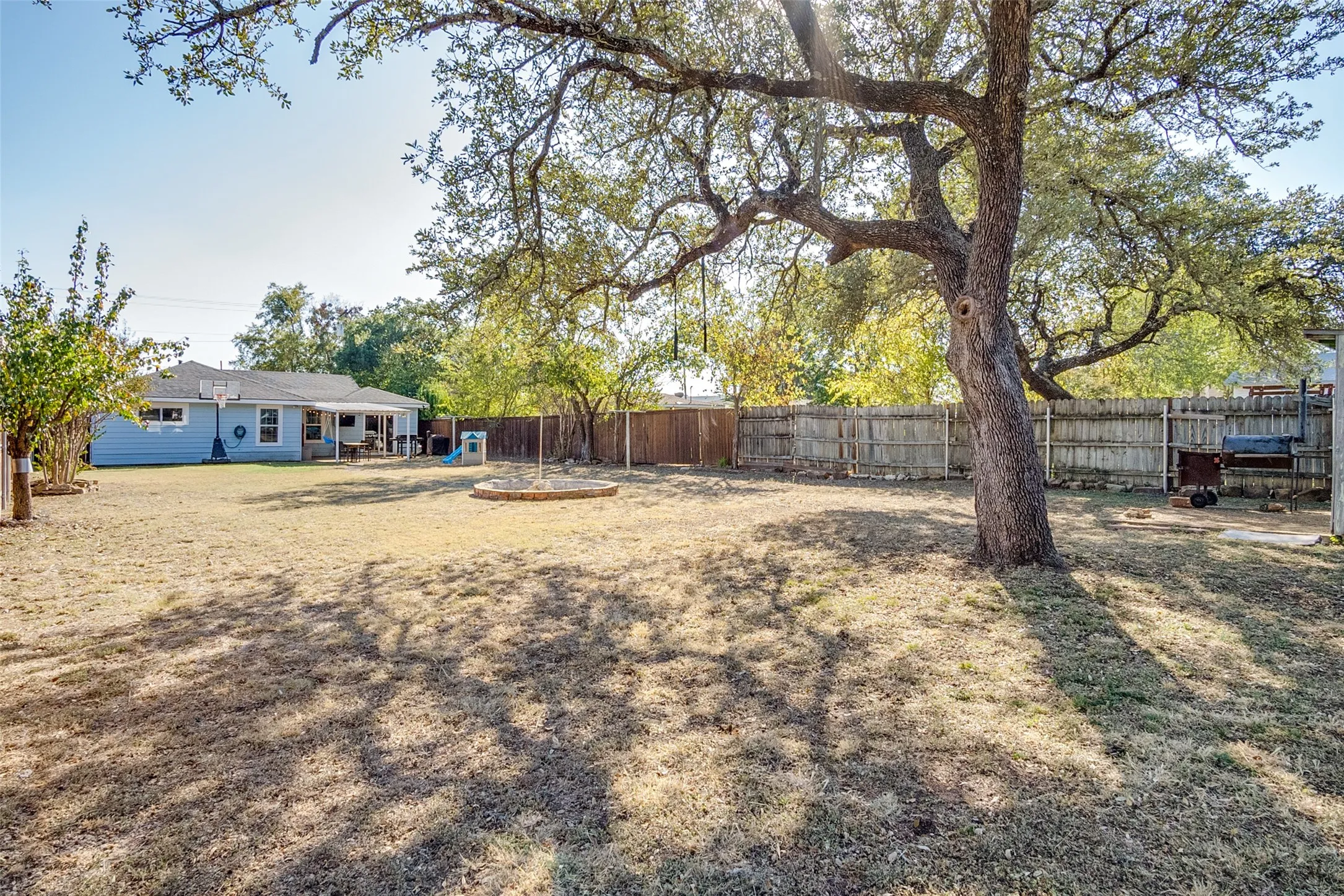 Single Family Residence For Rent in Parker County , 910 Norton Street, Weatherford, Texas 76086, 3 Bedroom, 2 Bathroom, Garage spaces, 1,418 Sqft, built in 0, mls#21361237, Real Estate Agent in Weatherford, Homes For Rent in Parker county, Homes For Rent in Weatherford, Realtor in Weatherford Texas, Real Estate Brokerage Independent Realty Texas, Luminita Cordes Realtor