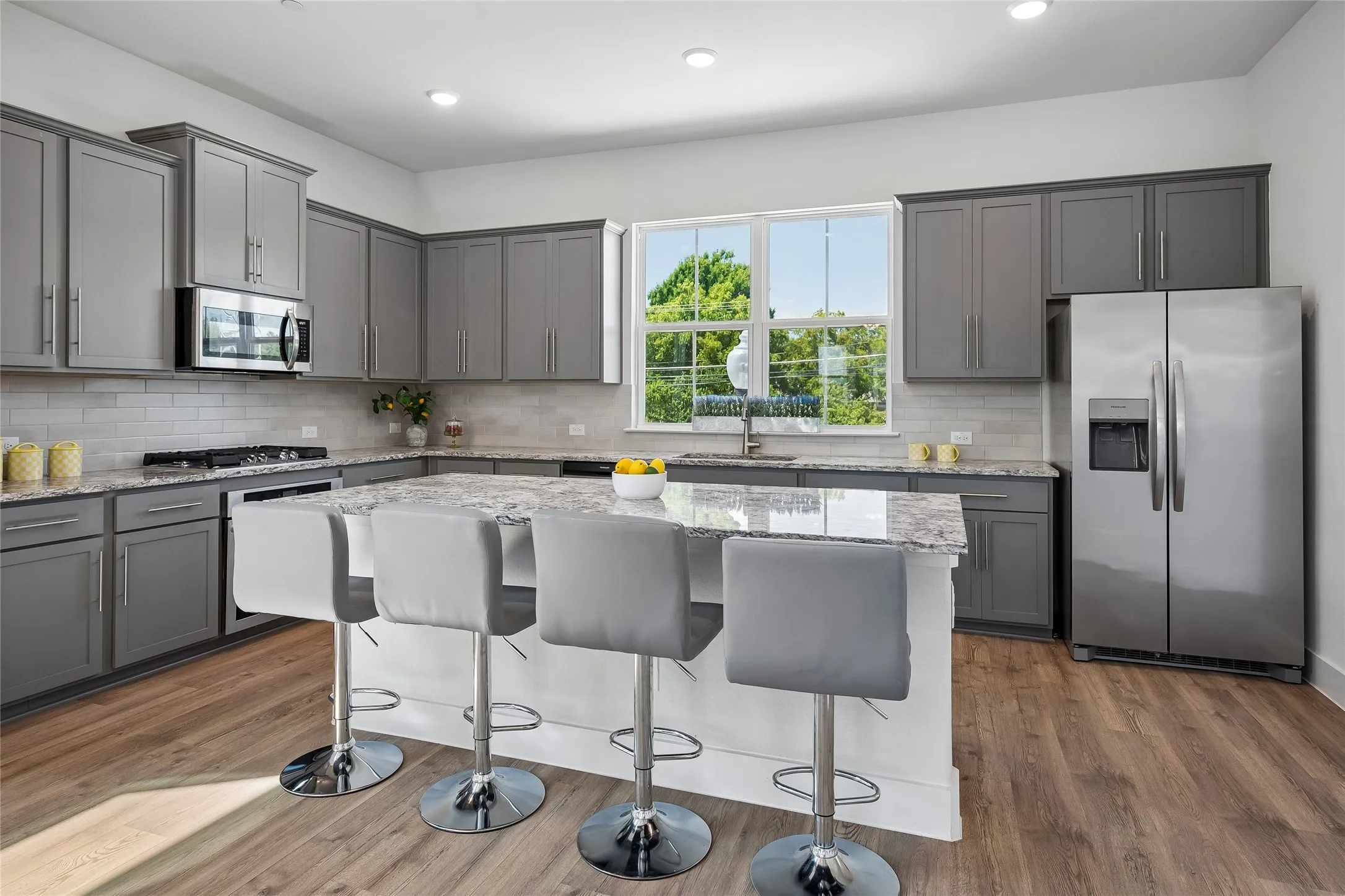 Efficient Kitchen with a lot of cabinets