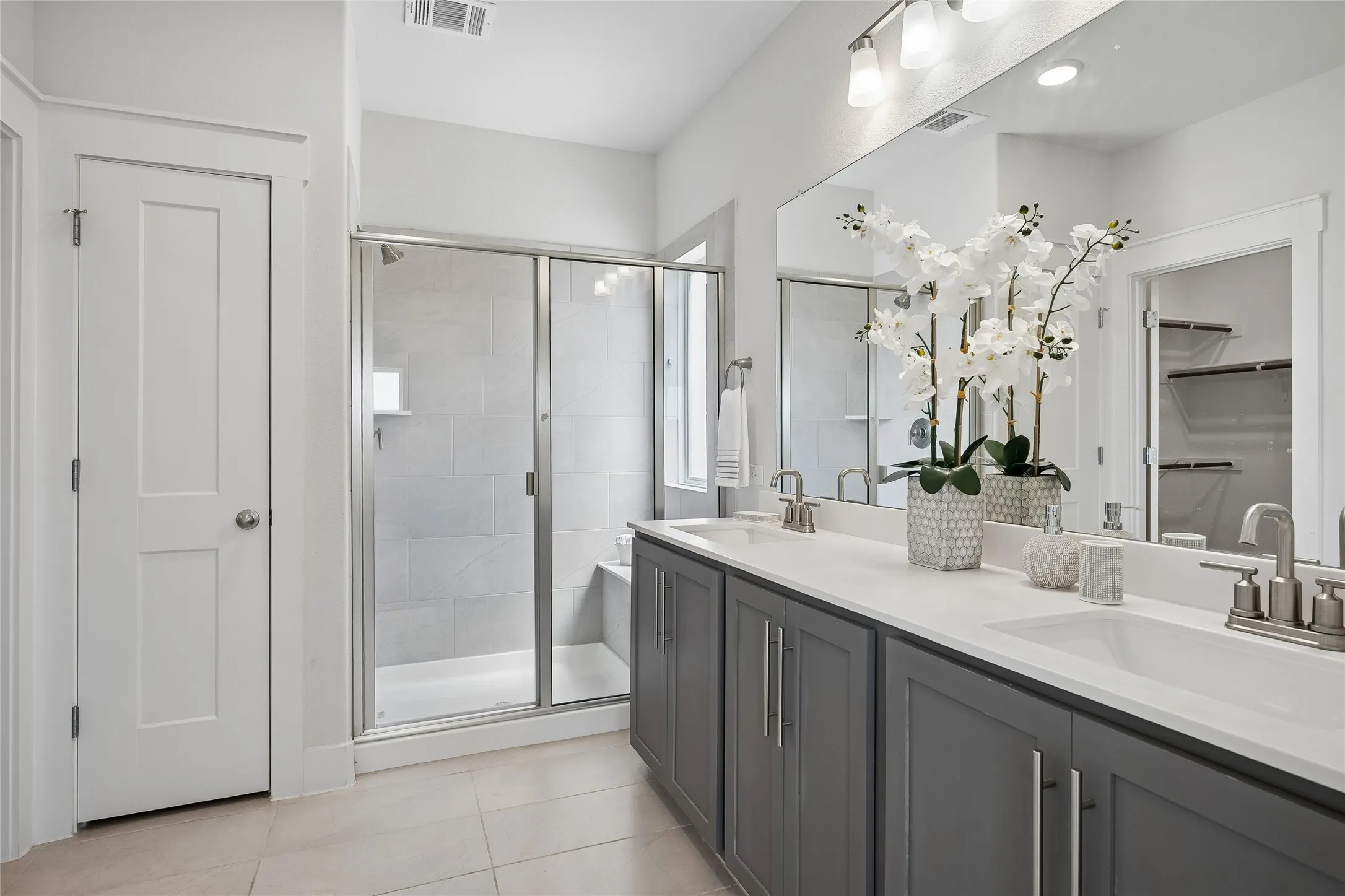 Primary Bath offers shower w/seat and linen closet