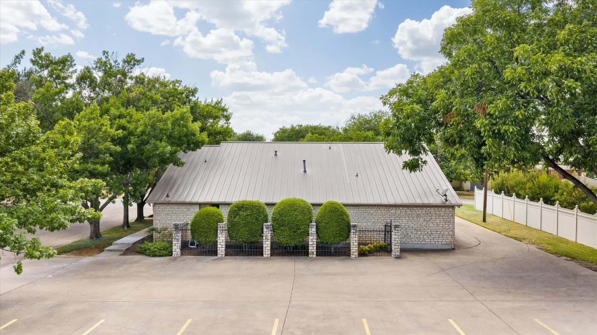 Office For Sale in Hood County , 310 W Bluff Street, Granbury, Texas 76048, 0, 0, Garage spaces, 3,317 Sqft, built in 1973, mls#21350520, Real Estate Agent in Granbury, Homes For Sale in Hood county, Homes For Sale in Granbury, Realtor in Granbury Texas, Real Estate Brokerage Independent Realty Texas, Luminita Cordes Realtor