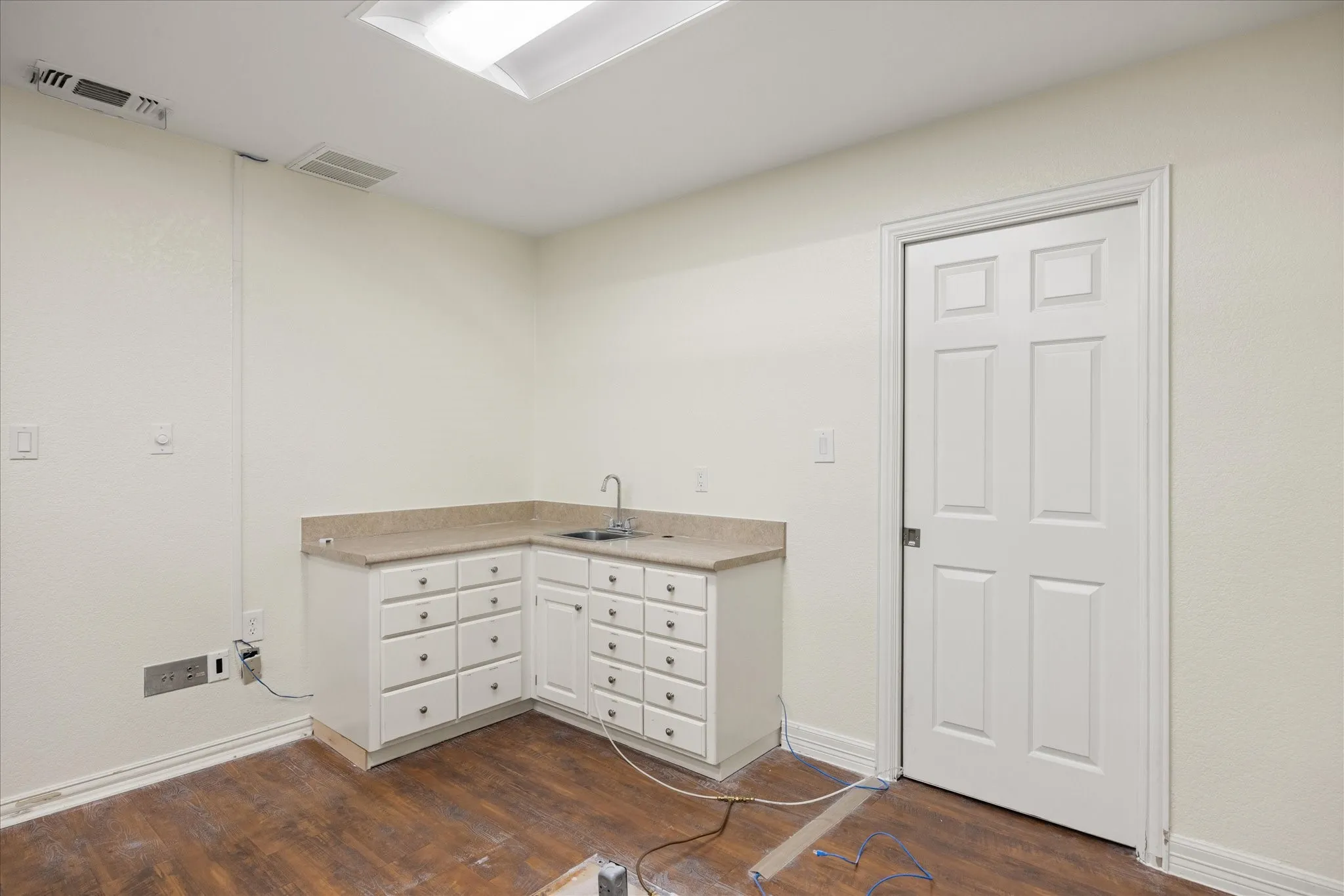Office For Sale in Hood County , 310 W Bluff Street, Granbury, Texas 76048, 0, 0, Garage spaces, 3,317 Sqft, built in 1973, mls#21350520, Real Estate Agent in Granbury, Homes For Sale in Hood county, Homes For Sale in Granbury, Realtor in Granbury Texas, Real Estate Brokerage Independent Realty Texas, Luminita Cordes Realtor