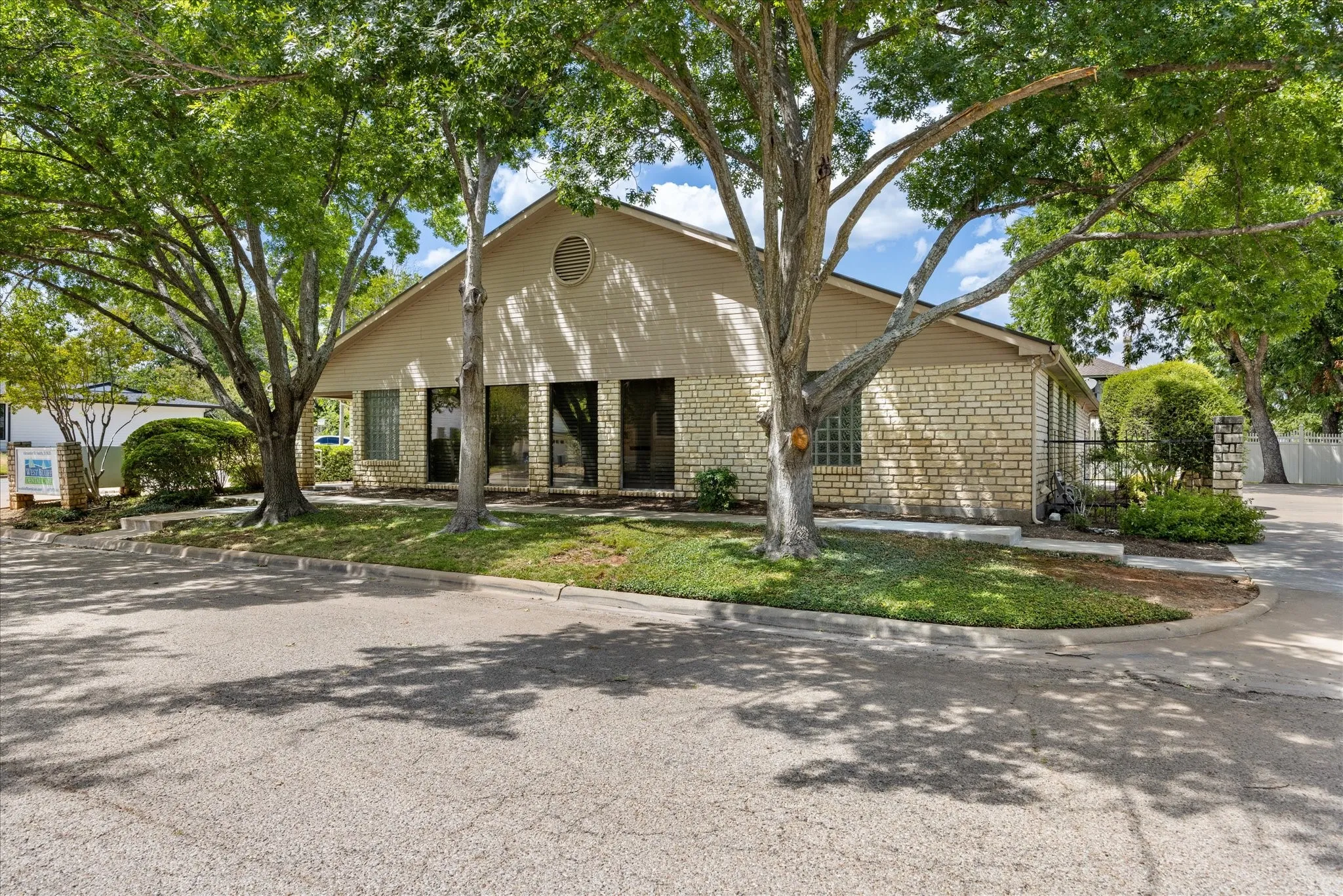 Office For Sale in Hood County , 310 W Bluff Street, Granbury, Texas 76048, 0, 0, Garage spaces, 3,317 Sqft, built in 1973, mls#21350520, Real Estate Agent in Granbury, Homes For Sale in Hood county, Homes For Sale in Granbury, Realtor in Granbury Texas, Real Estate Brokerage Independent Realty Texas, Luminita Cordes Realtor