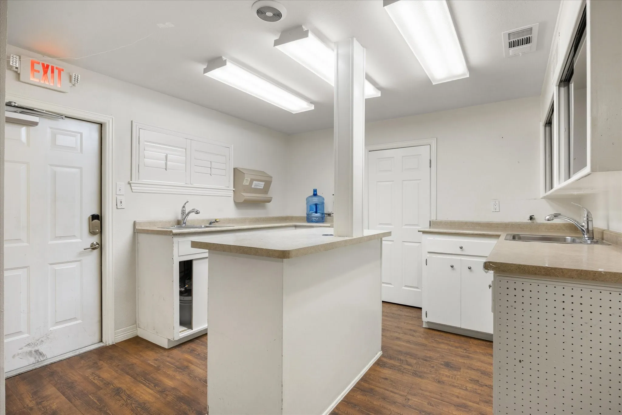 Office For Sale in Hood County , 310 W Bluff Street, Granbury, Texas 76048, 0, 0, Garage spaces, 3,317 Sqft, built in 1973, mls#21350520, Real Estate Agent in Granbury, Homes For Sale in Hood county, Homes For Sale in Granbury, Realtor in Granbury Texas, Real Estate Brokerage Independent Realty Texas, Luminita Cordes Realtor