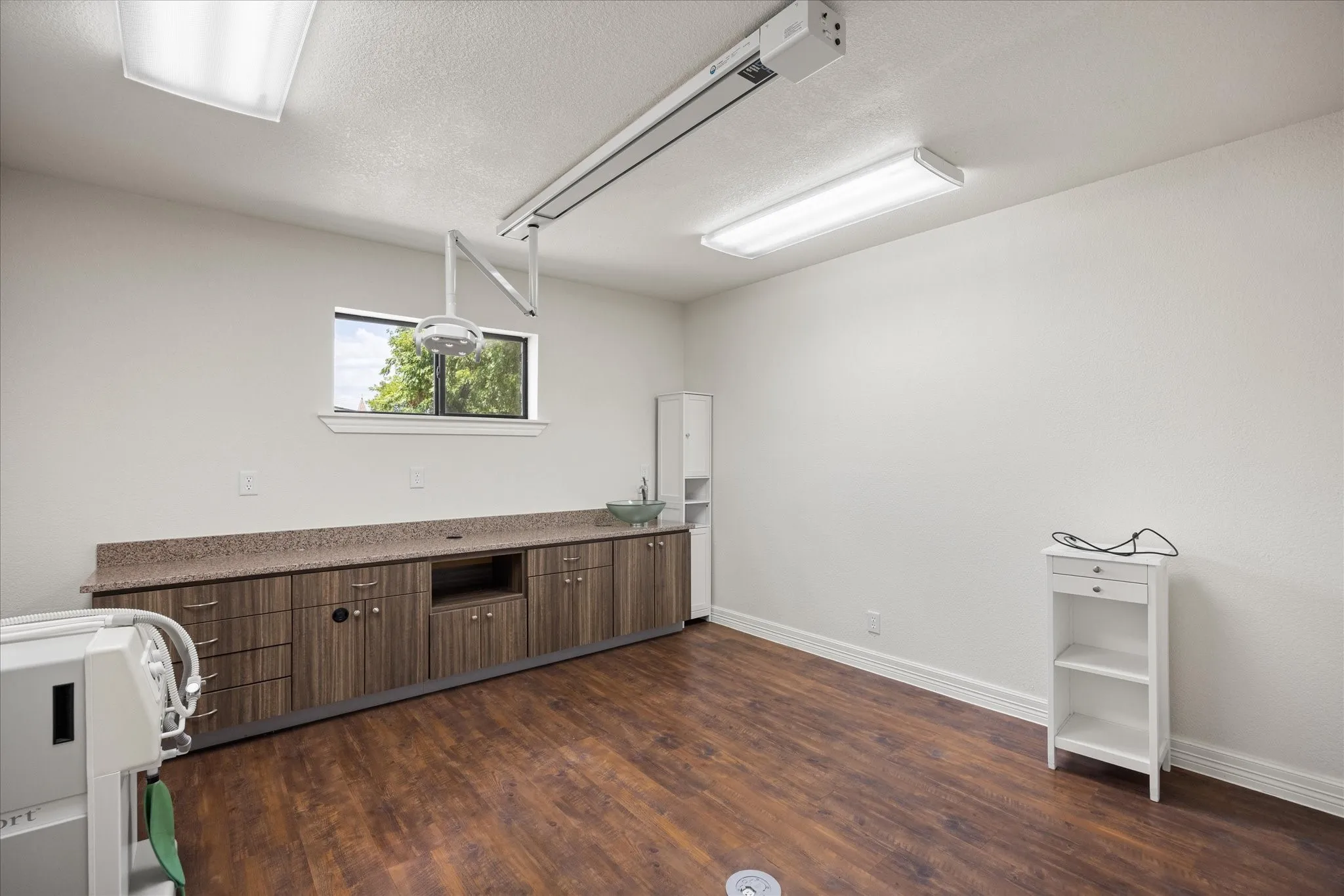 Office For Sale in Hood County , 310 W Bluff Street, Granbury, Texas 76048, 0, 0, Garage spaces, 3,317 Sqft, built in 1973, mls#21350520, Real Estate Agent in Granbury, Homes For Sale in Hood county, Homes For Sale in Granbury, Realtor in Granbury Texas, Real Estate Brokerage Independent Realty Texas, Luminita Cordes Realtor