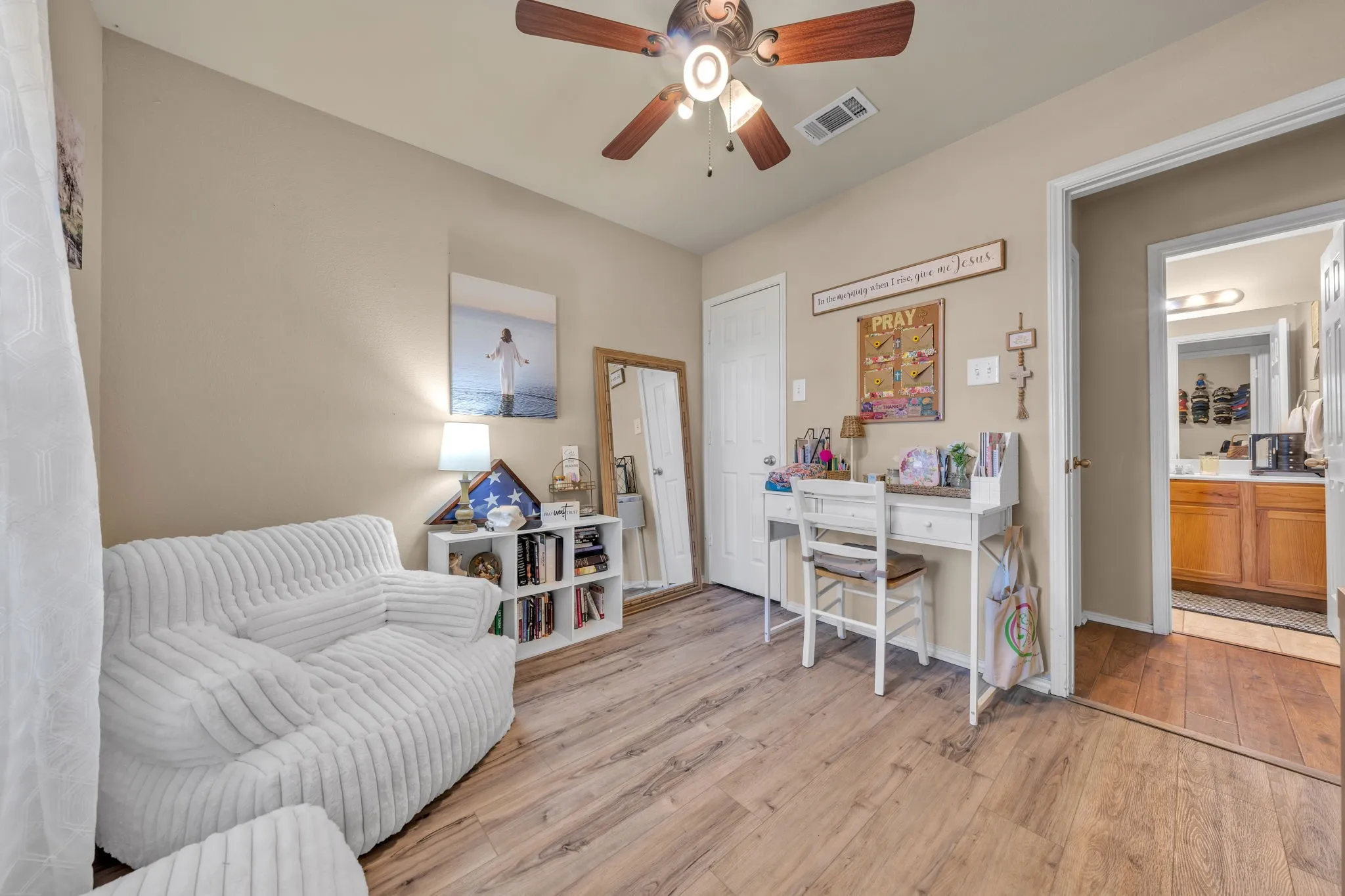 Single Family Residence For Sale in Rockwall County , 605 E Ross Street, Rockwall, Texas 75087, 3 Bedroom, 2 Bathroom, 2 Garage spaces, 1,361 Sqft, built in 2006, mls#21361240, Real Estate Agent in Rockwall, Homes For Sale in Rockwall county, Homes For Sale in Rockwall, Realtor in Rockwall Texas, Real Estate Brokerage Independent Realty Texas, Luminita Cordes Realtor