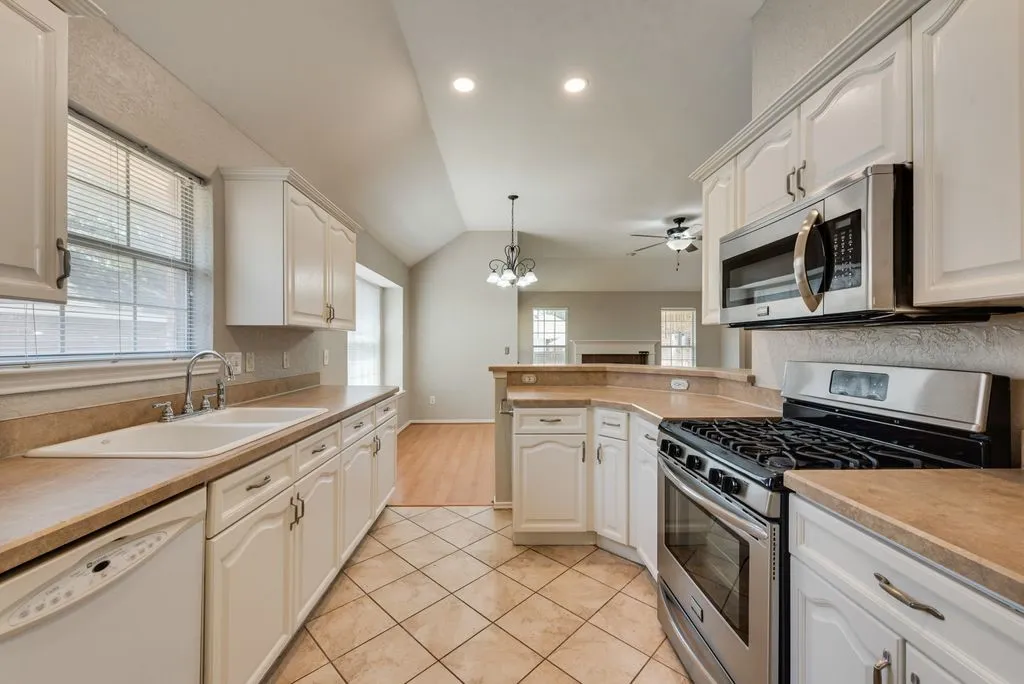Single Family Residence For Rent in Collin County , 7581 Lancelot Road, Frisco, Texas 75035, 3 Bedroom, 2 Bathroom, 2 Garage spaces, 1,491 Sqft, built in 1993, mls#21360819, Real Estate Agent in Frisco, Homes For Rent in Collin county, Homes For Rent in Frisco, Realtor in Frisco Texas, Real Estate Brokerage Independent Realty Texas, Luminita Cordes Realtor