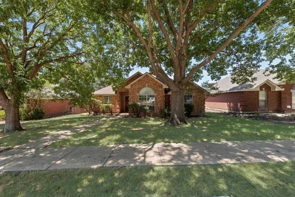 Single Family Residence For Rent in Collin County , 7581 Lancelot Road, Frisco, Texas 75035, 3 Bedroom, 2 Bathroom, 2 Garage spaces, 1,491 Sqft, built in 1993, mls#21360819, Real Estate Agent in Frisco, Homes For Rent in Collin county, Homes For Rent in Frisco, Realtor in Frisco Texas, Real Estate Brokerage Independent Realty Texas, Luminita Cordes Realtor