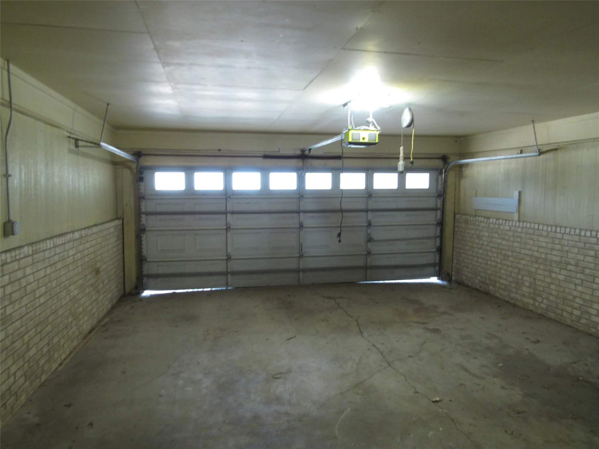 Single Family Residence For Sale in Falls County , 423 W Anders Street, Marlin, Texas 76661, 3 Bedroom, 2 Bathroom, 2 Garage spaces, 2,392 Sqft, built in 1973, Price $129,000, mls#21359248, Real Estate Agent in Marlin, Homes For Sale in Falls county, Homes For Sale in Marlin, Realtor in Marlin Texas, Real Estate Brokerage Independent Realty Texas, Luminita Cordes Realtor