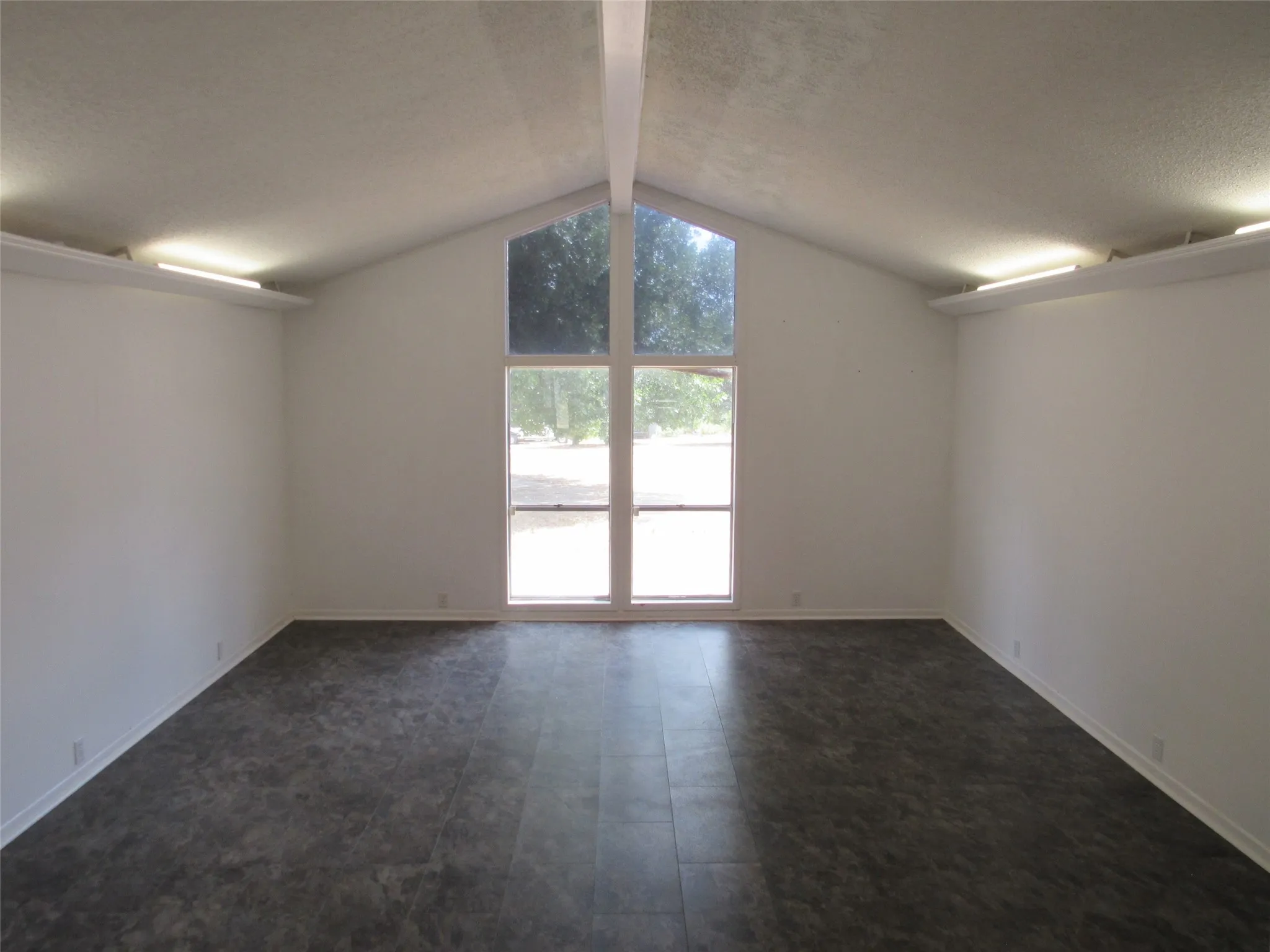 Single Family Residence For Sale in Falls County , 423 W Anders Street, Marlin, Texas 76661, 3 Bedroom, 2 Bathroom, 2 Garage spaces, 2,392 Sqft, built in 1973, Price $129,000, mls#21359248, Real Estate Agent in Marlin, Homes For Sale in Falls county, Homes For Sale in Marlin, Realtor in Marlin Texas, Real Estate Brokerage Independent Realty Texas, Luminita Cordes Realtor