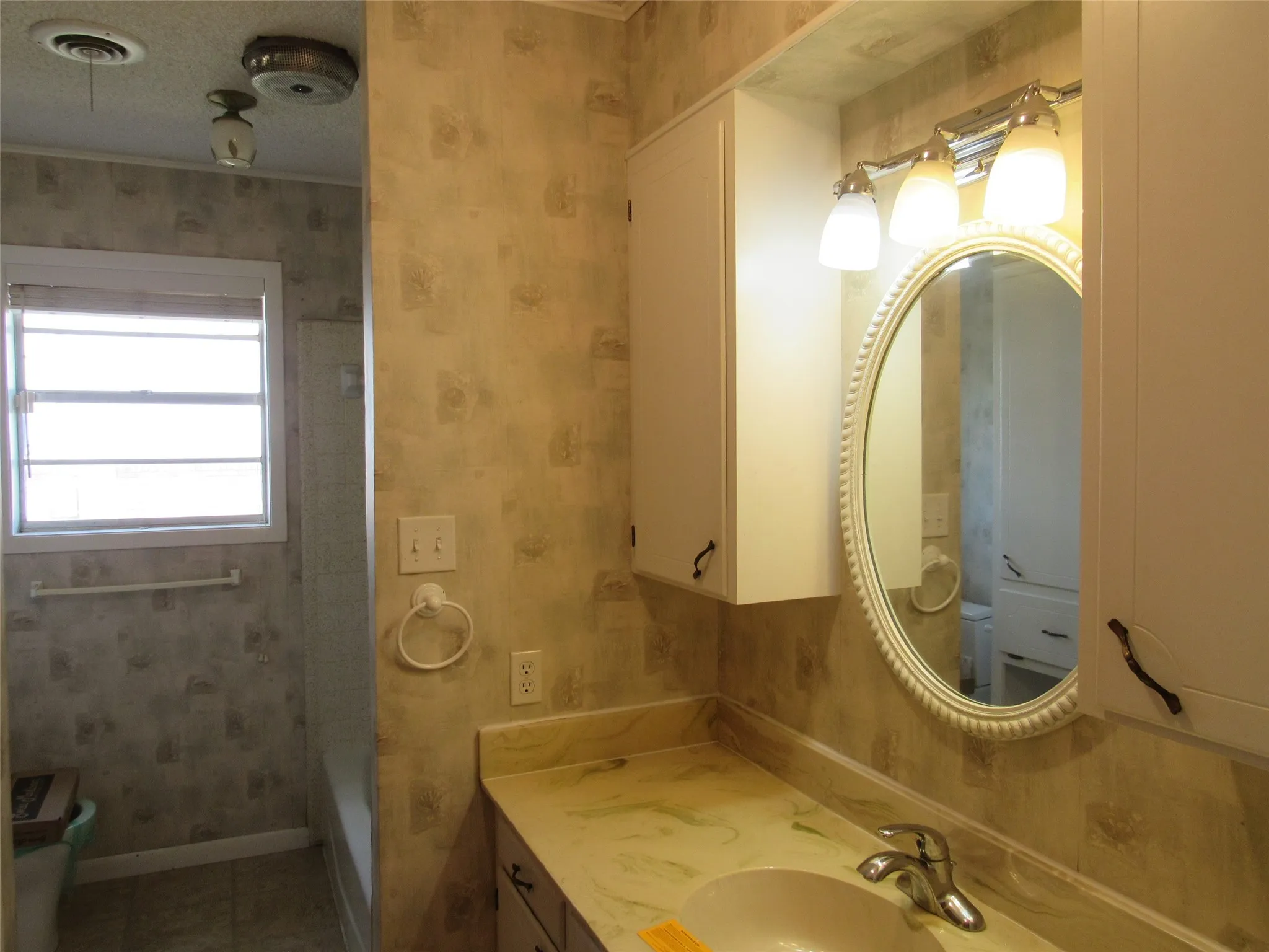 Single Family Residence For Sale in Falls County , 423 W Anders Street, Marlin, Texas 76661, 3 Bedroom, 2 Bathroom, 2 Garage spaces, 2,392 Sqft, built in 1973, Price $129,000, mls#21359248, Real Estate Agent in Marlin, Homes For Sale in Falls county, Homes For Sale in Marlin, Realtor in Marlin Texas, Real Estate Brokerage Independent Realty Texas, Luminita Cordes Realtor