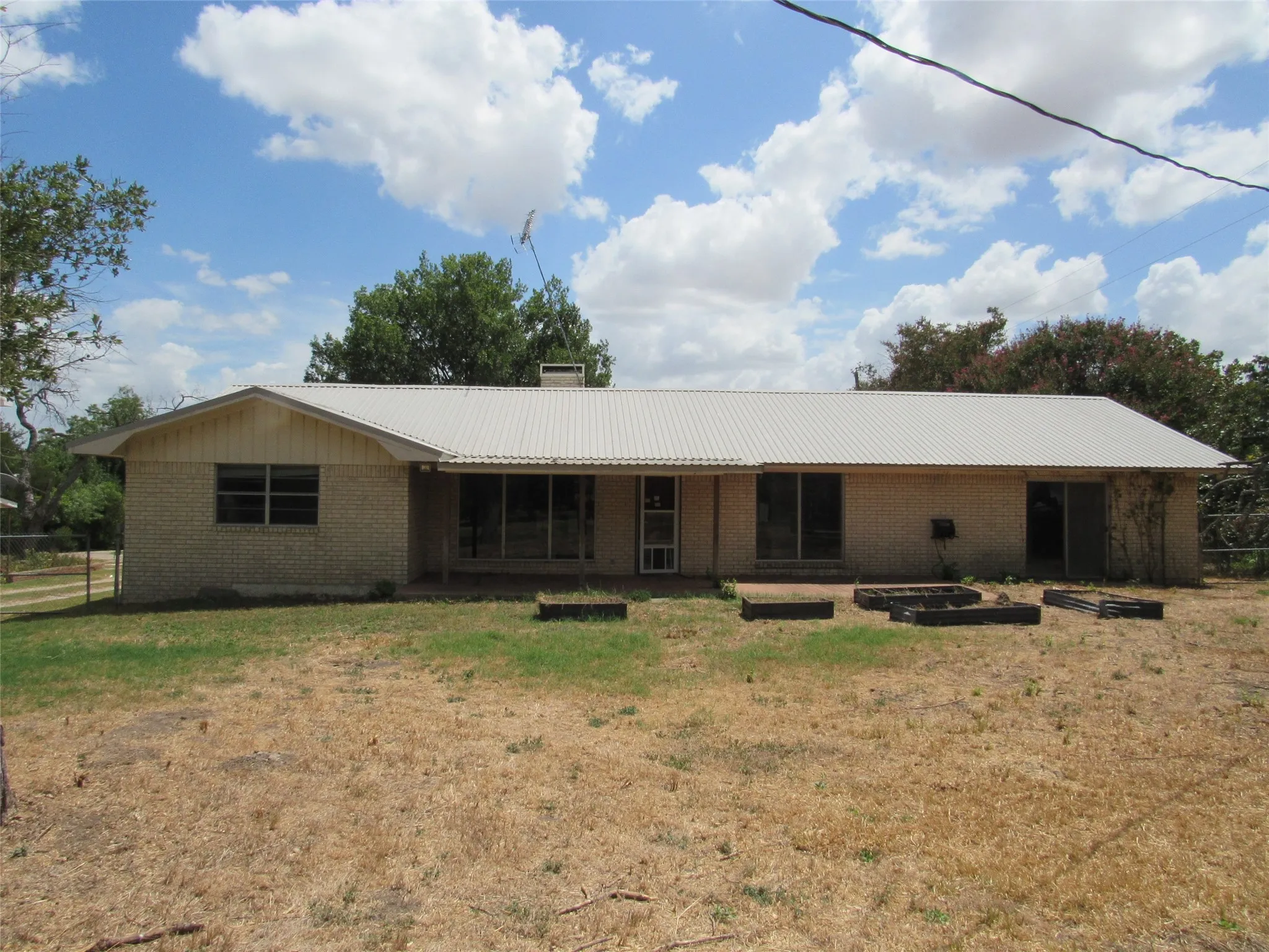 Single Family Residence For Sale in Falls County , 423 W Anders Street, Marlin, Texas 76661, 3 Bedroom, 2 Bathroom, 2 Garage spaces, 2,392 Sqft, built in 1973, Price $129,000, mls#21359248, Real Estate Agent in Marlin, Homes For Sale in Falls county, Homes For Sale in Marlin, Realtor in Marlin Texas, Real Estate Brokerage Independent Realty Texas, Luminita Cordes Realtor