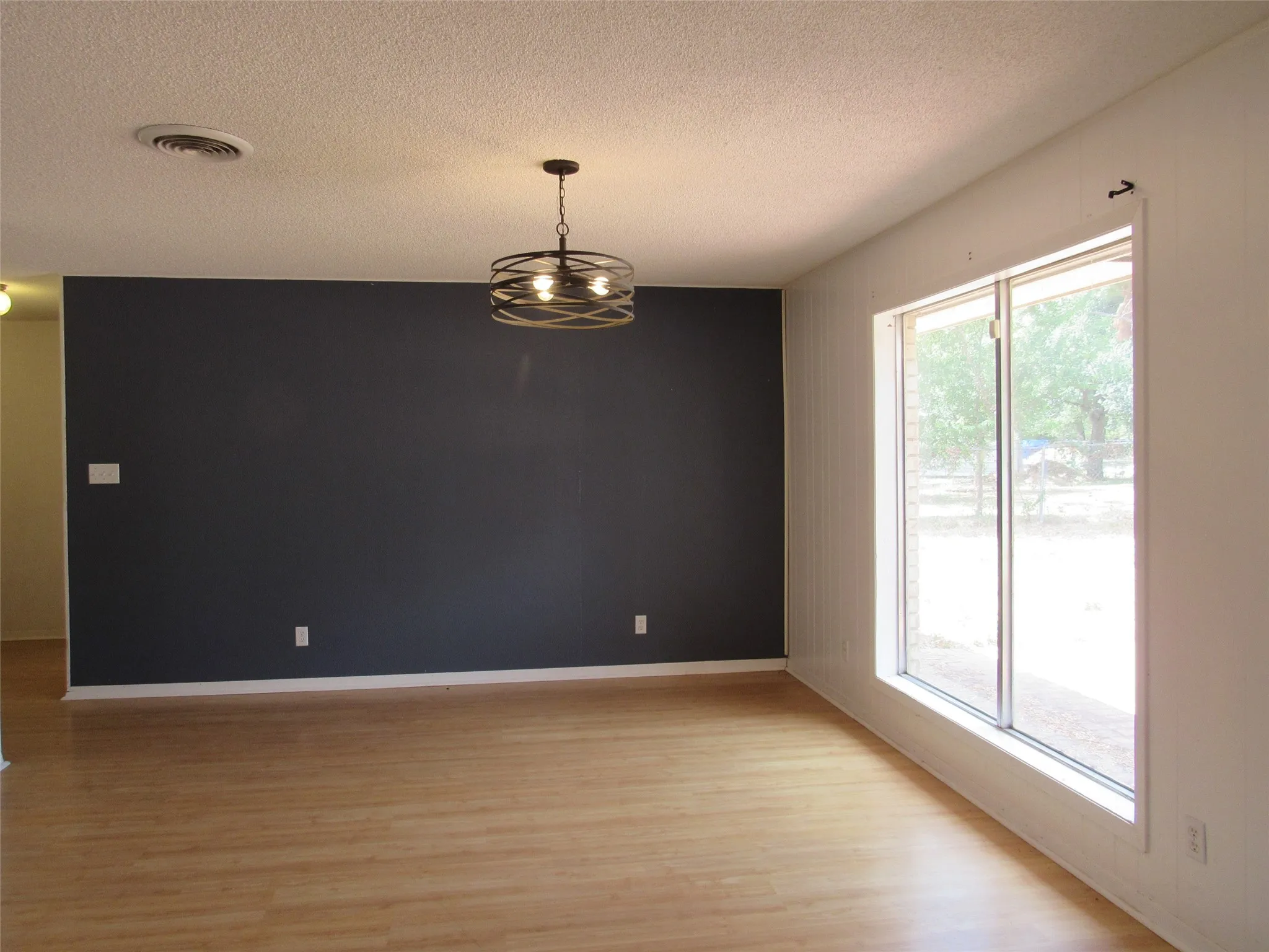 Single Family Residence For Sale in Falls County , 423 W Anders Street, Marlin, Texas 76661, 3 Bedroom, 2 Bathroom, 2 Garage spaces, 2,392 Sqft, built in 1973, Price $129,000, mls#21359248, Real Estate Agent in Marlin, Homes For Sale in Falls county, Homes For Sale in Marlin, Realtor in Marlin Texas, Real Estate Brokerage Independent Realty Texas, Luminita Cordes Realtor