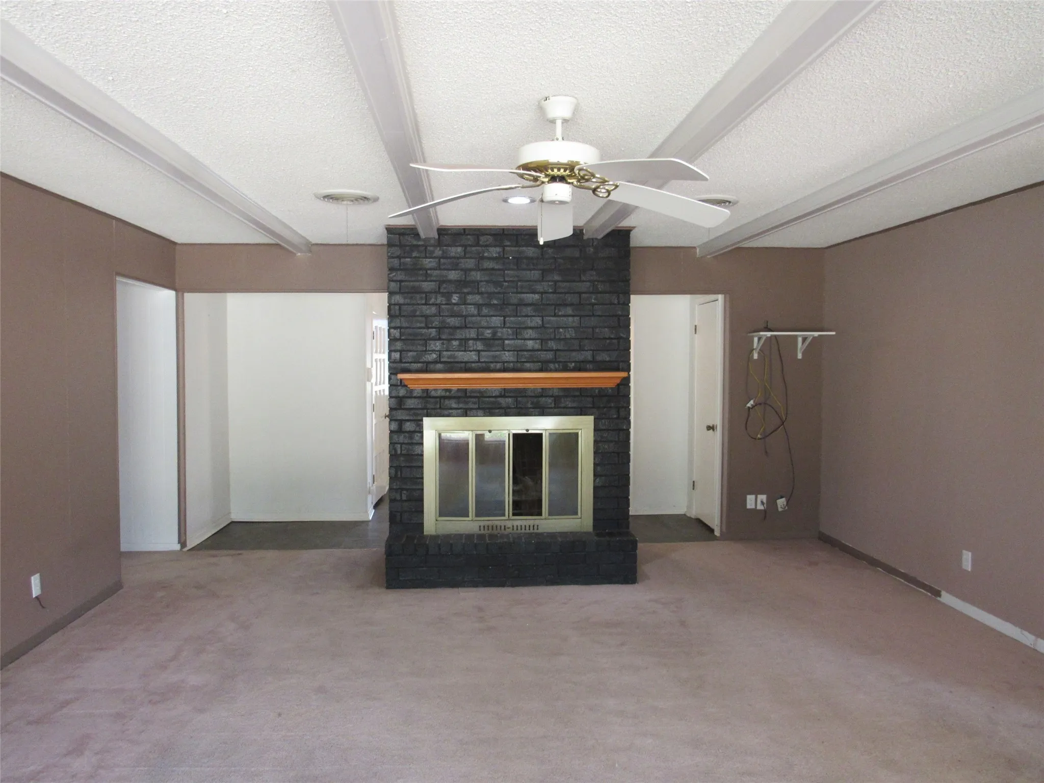 Single Family Residence For Sale in Falls County , 423 W Anders Street, Marlin, Texas 76661, 3 Bedroom, 2 Bathroom, 2 Garage spaces, 2,392 Sqft, built in 1973, Price $129,000, mls#21359248, Real Estate Agent in Marlin, Homes For Sale in Falls county, Homes For Sale in Marlin, Realtor in Marlin Texas, Real Estate Brokerage Independent Realty Texas, Luminita Cordes Realtor