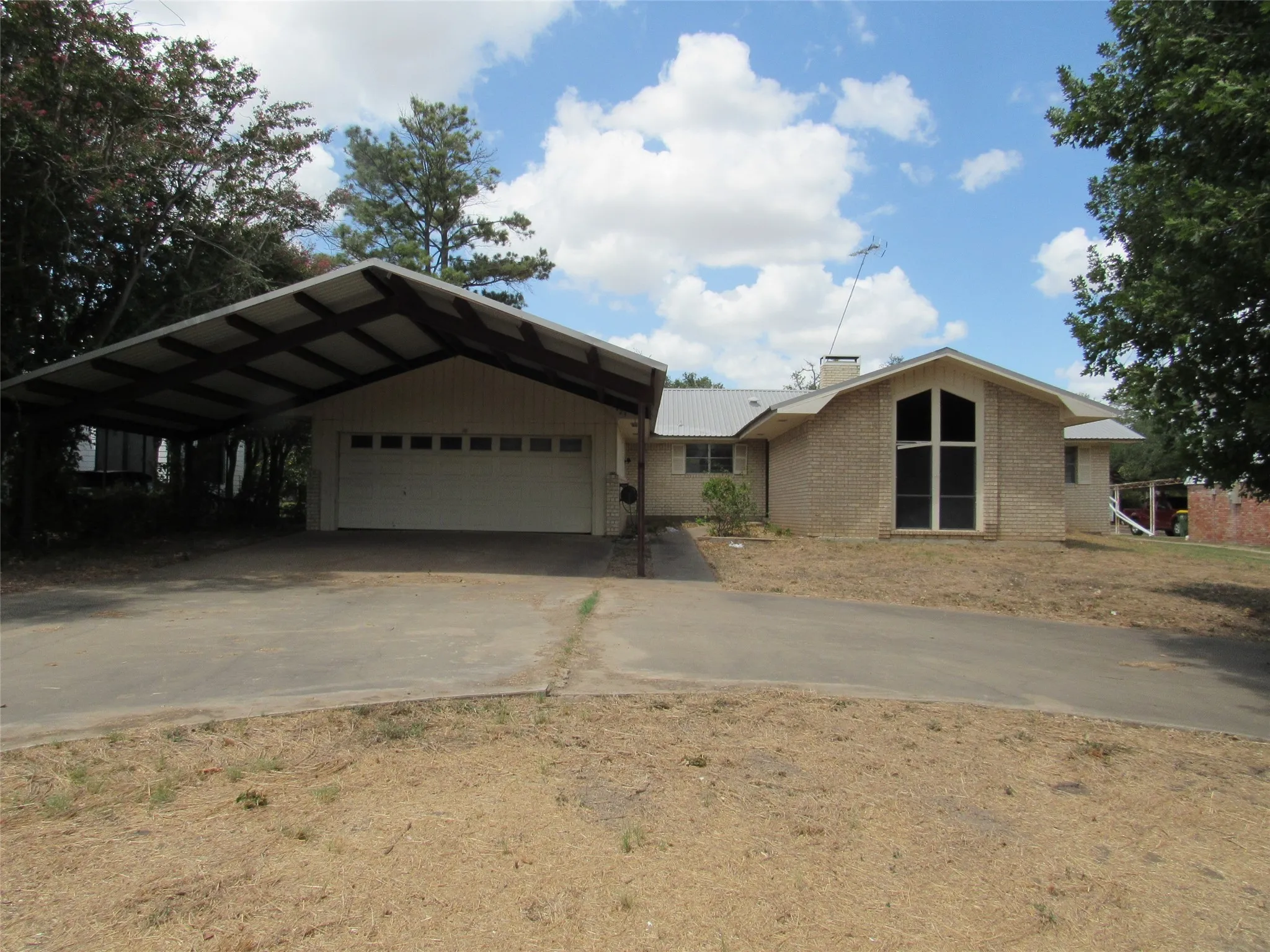 Single Family Residence For Sale in Falls County , 423 W Anders Street, Marlin, Texas 76661, 3 Bedroom, 2 Bathroom, 2 Garage spaces, 2,392 Sqft, built in 1973, Price $129,000, mls#21359248, Real Estate Agent in Marlin, Homes For Sale in Falls county, Homes For Sale in Marlin, Realtor in Marlin Texas, Real Estate Brokerage Independent Realty Texas, Luminita Cordes Realtor