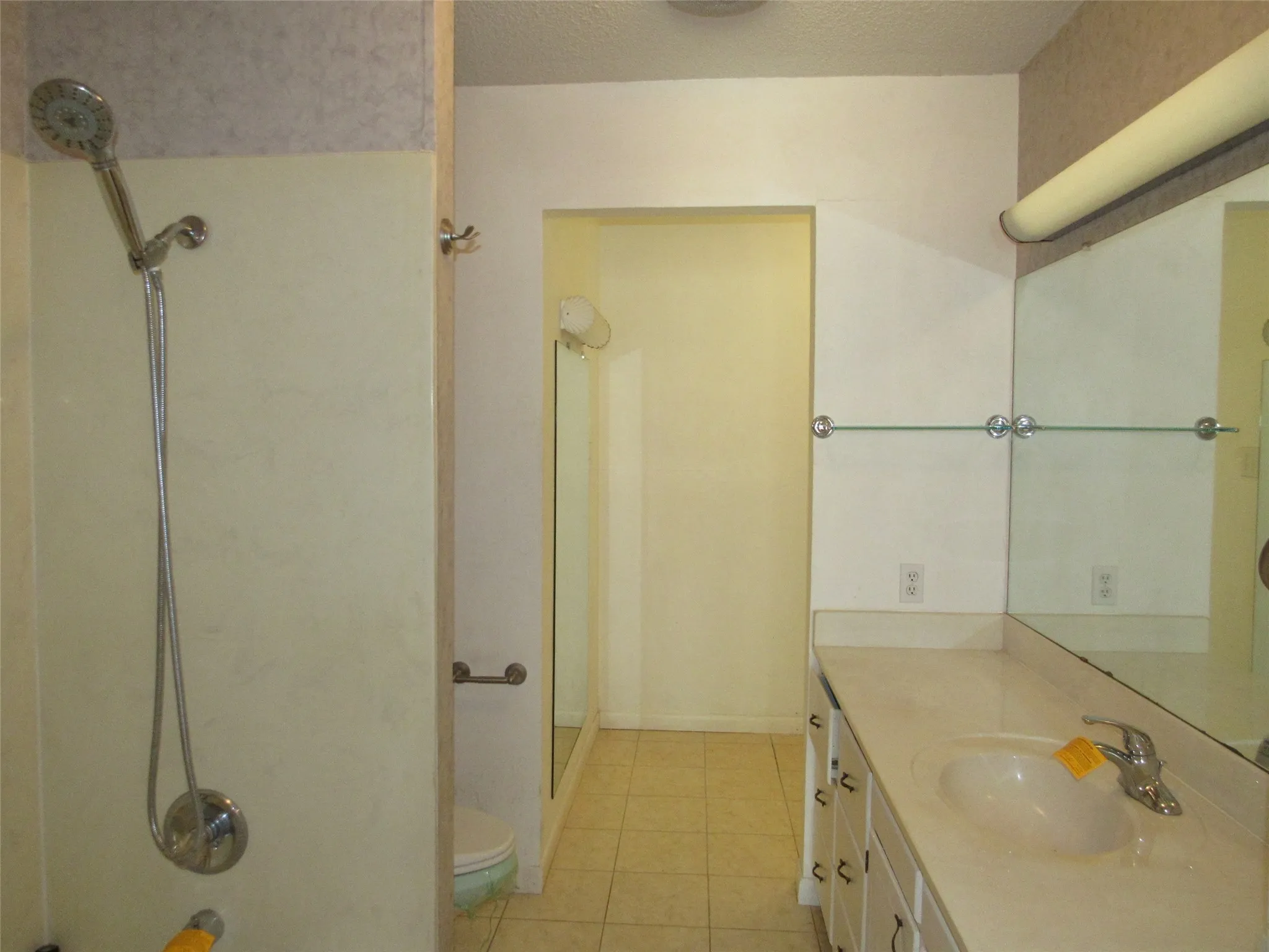 Single Family Residence For Sale in Falls County , 423 W Anders Street, Marlin, Texas 76661, 3 Bedroom, 2 Bathroom, 2 Garage spaces, 2,392 Sqft, built in 1973, Price $129,000, mls#21359248, Real Estate Agent in Marlin, Homes For Sale in Falls county, Homes For Sale in Marlin, Realtor in Marlin Texas, Real Estate Brokerage Independent Realty Texas, Luminita Cordes Realtor