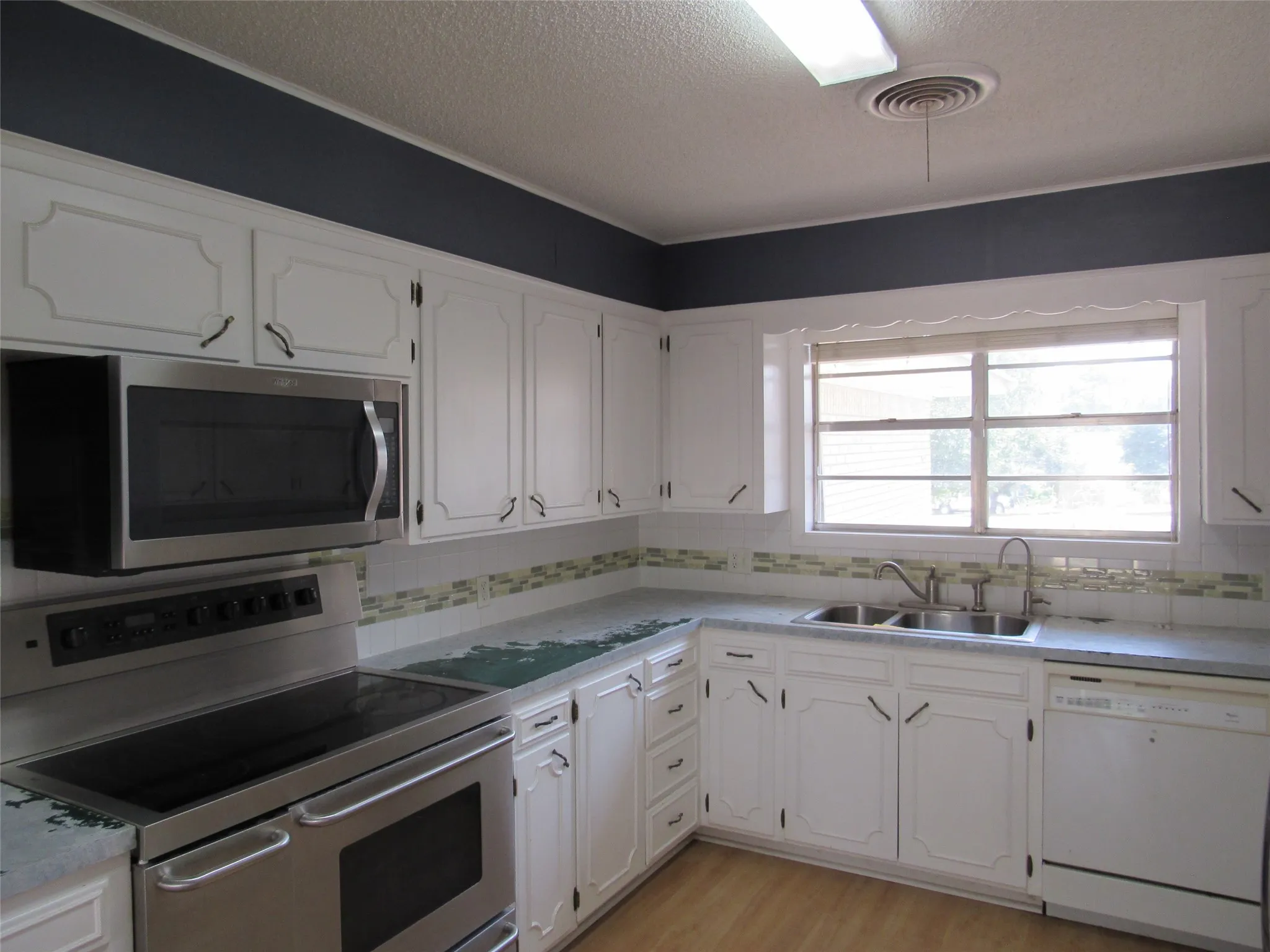 Single Family Residence For Sale in Falls County , 423 W Anders Street, Marlin, Texas 76661, 3 Bedroom, 2 Bathroom, 2 Garage spaces, 2,392 Sqft, built in 1973, Price $129,000, mls#21359248, Real Estate Agent in Marlin, Homes For Sale in Falls county, Homes For Sale in Marlin, Realtor in Marlin Texas, Real Estate Brokerage Independent Realty Texas, Luminita Cordes Realtor
