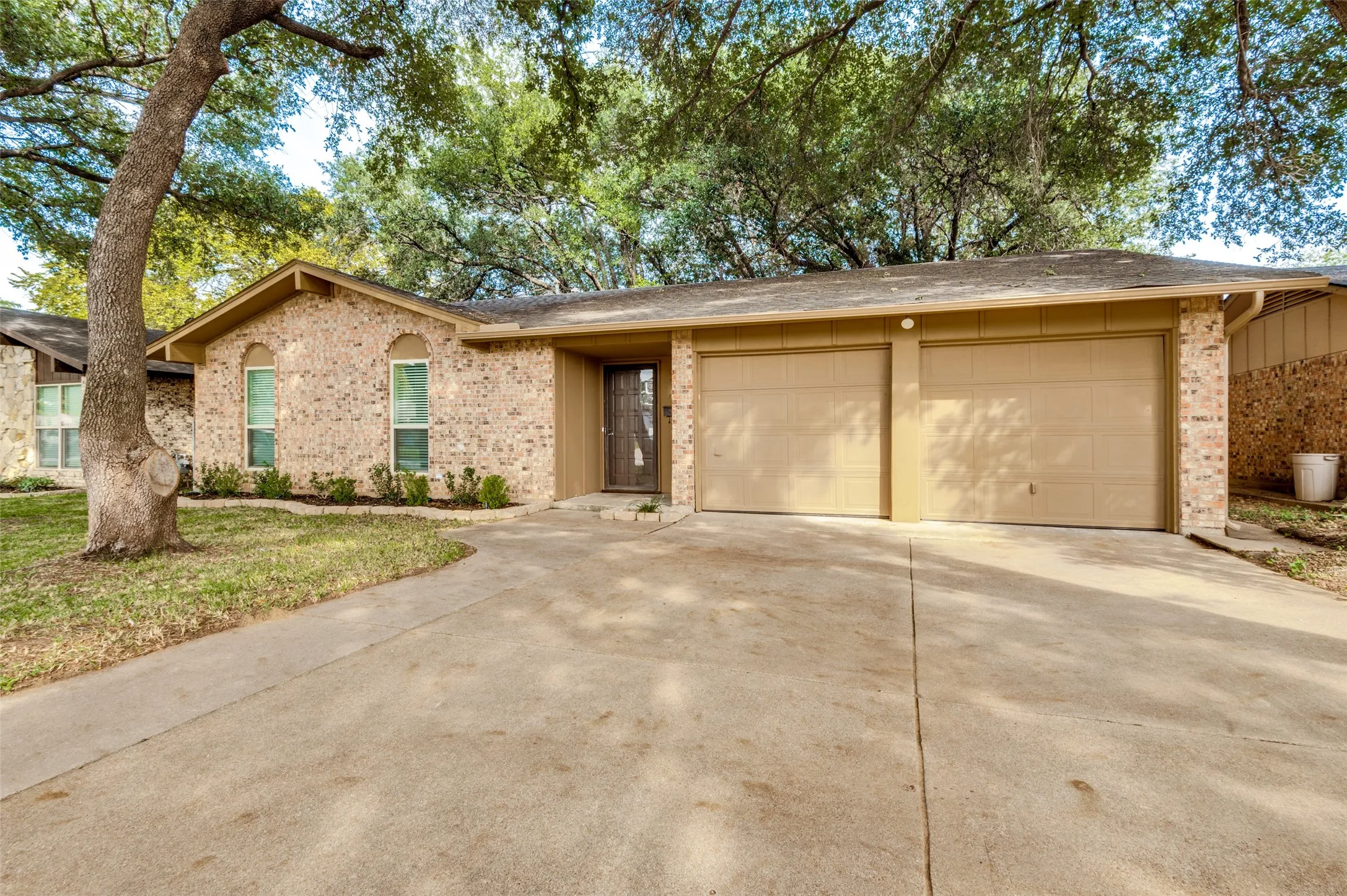 Single Family Residence For Sale in Dallas County , 1902 Glenwick Lane, Irving, Texas 75060, 3 Bedroom, 2 Bathroom, 2 Garage spaces, 1,250 Sqft, built in 1969, mls#21361263, Real Estate Agent in Irving, Homes For Sale in Dallas county, Homes For Sale in Irving, Realtor in Irving Texas, Real Estate Brokerage Independent Realty Texas, Luminita Cordes Realtor
