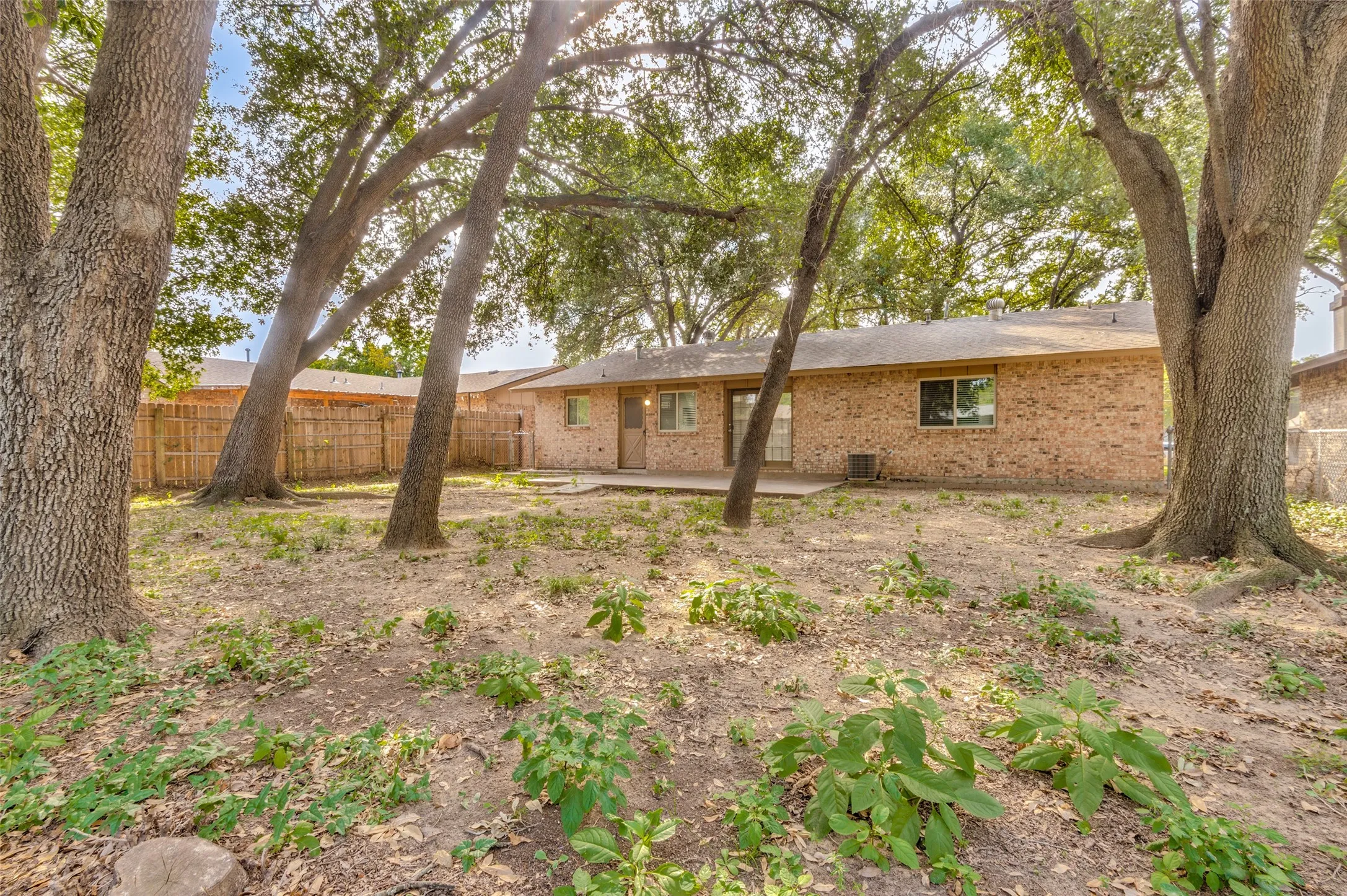 Single Family Residence For Sale in Dallas County , 1902 Glenwick Lane, Irving, Texas 75060, 3 Bedroom, 2 Bathroom, 2 Garage spaces, 1,250 Sqft, built in 1969, mls#21361263, Real Estate Agent in Irving, Homes For Sale in Dallas county, Homes For Sale in Irving, Realtor in Irving Texas, Real Estate Brokerage Independent Realty Texas, Luminita Cordes Realtor