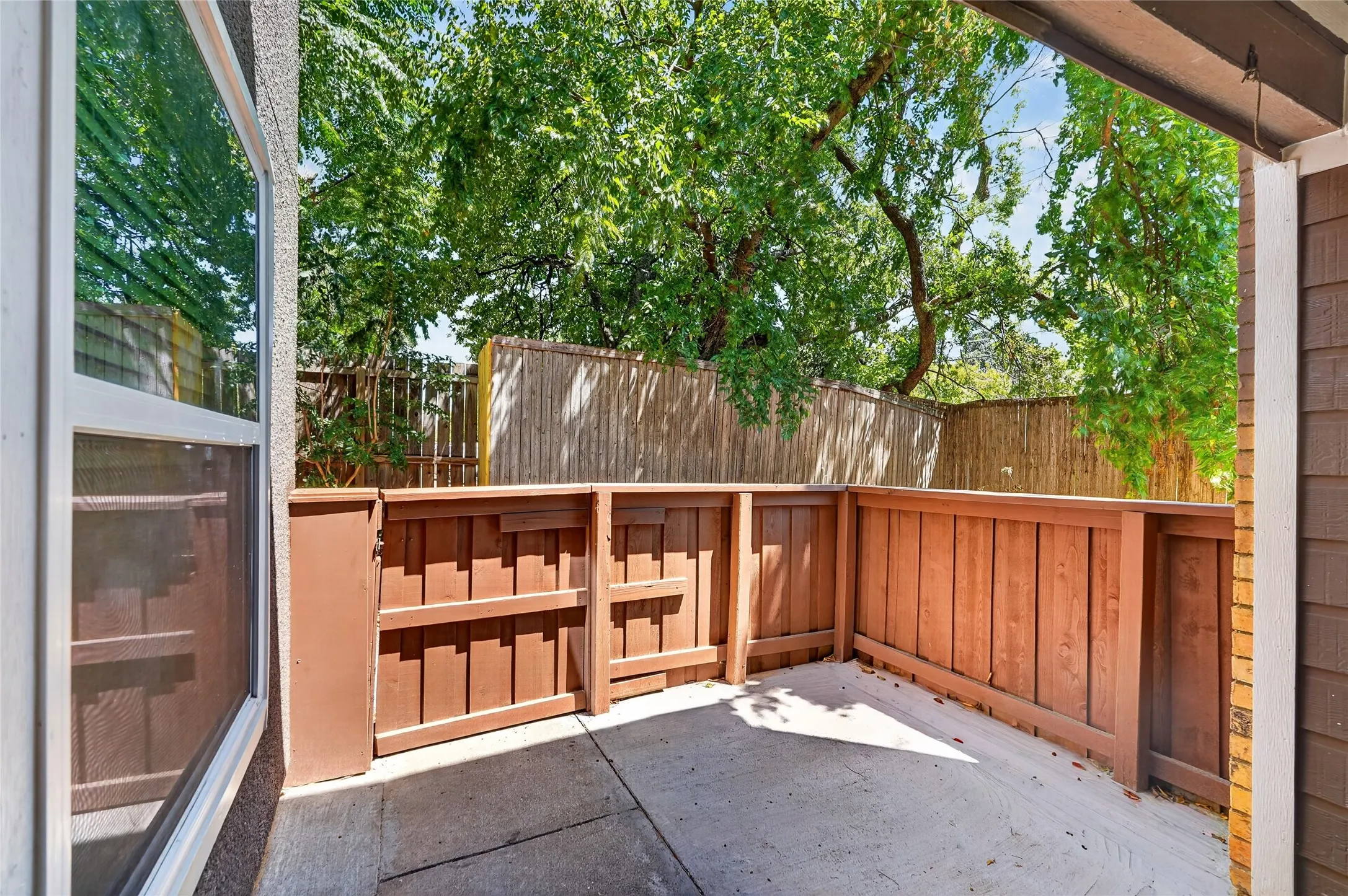 Condominium For Rent in Dallas County , 9170 FOREST Lane 111, Dallas, Texas 75243, 2 Bedroom, 3 Bathroom, Garage spaces, 1,008 Sqft, built in 1981, Price $1,750, mls#21361271, Real Estate Agent in Dallas, Homes For Rent in Dallas county, Homes For Rent in Dallas, Realtor in Dallas Texas, Real Estate Brokerage Independent Realty Texas, Luminita Cordes Realtor