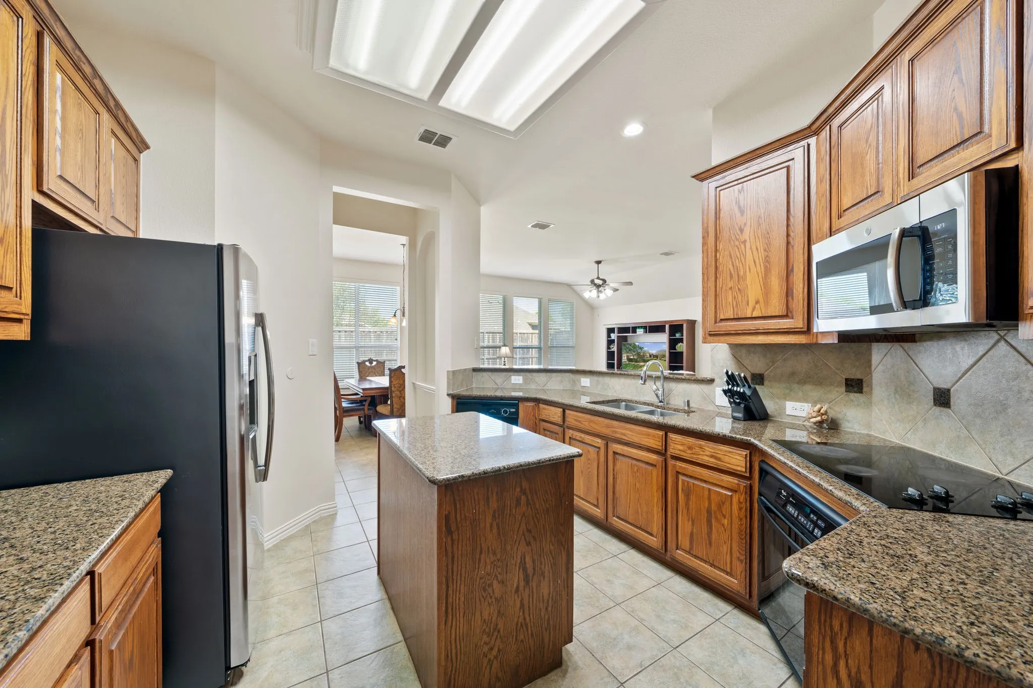 Single Family Residence For Rent in Denton County , 2653 WHISPERING Trail, Little Elm, Texas 75068, 4 Bedroom, 3 Bathroom, 2 Garage spaces, 2,293 Sqft, built in 2004, mls#21354605, Real Estate Agent in Little Elm, Homes For Rent in Denton county, Homes For Rent in Little Elm, Realtor in Little Elm Texas, Real Estate Brokerage Independent Realty Texas, Luminita Cordes Realtor