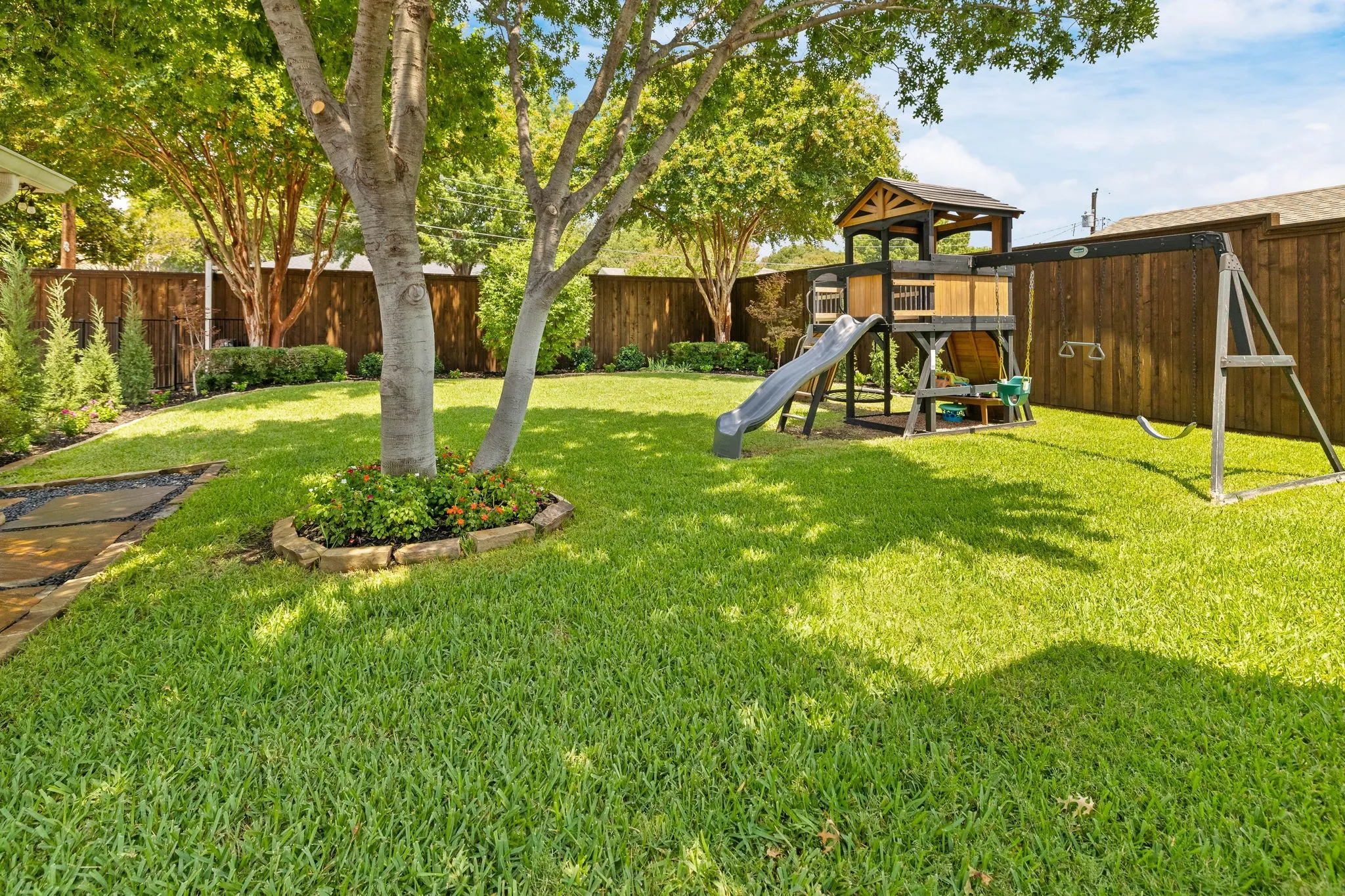 Single Family Residence For Sale in Dallas County , 7617 La Risa Drive, Dallas, Texas 75248, 3 Bedroom, 3 Bathroom, 2 Garage spaces, 2,197 Sqft, built in 1966, mls#21361272, Real Estate Agent in Dallas, Homes For Sale in Dallas county, Homes For Sale in Dallas, Realtor in Dallas Texas, Real Estate Brokerage Independent Realty Texas, Luminita Cordes Realtor