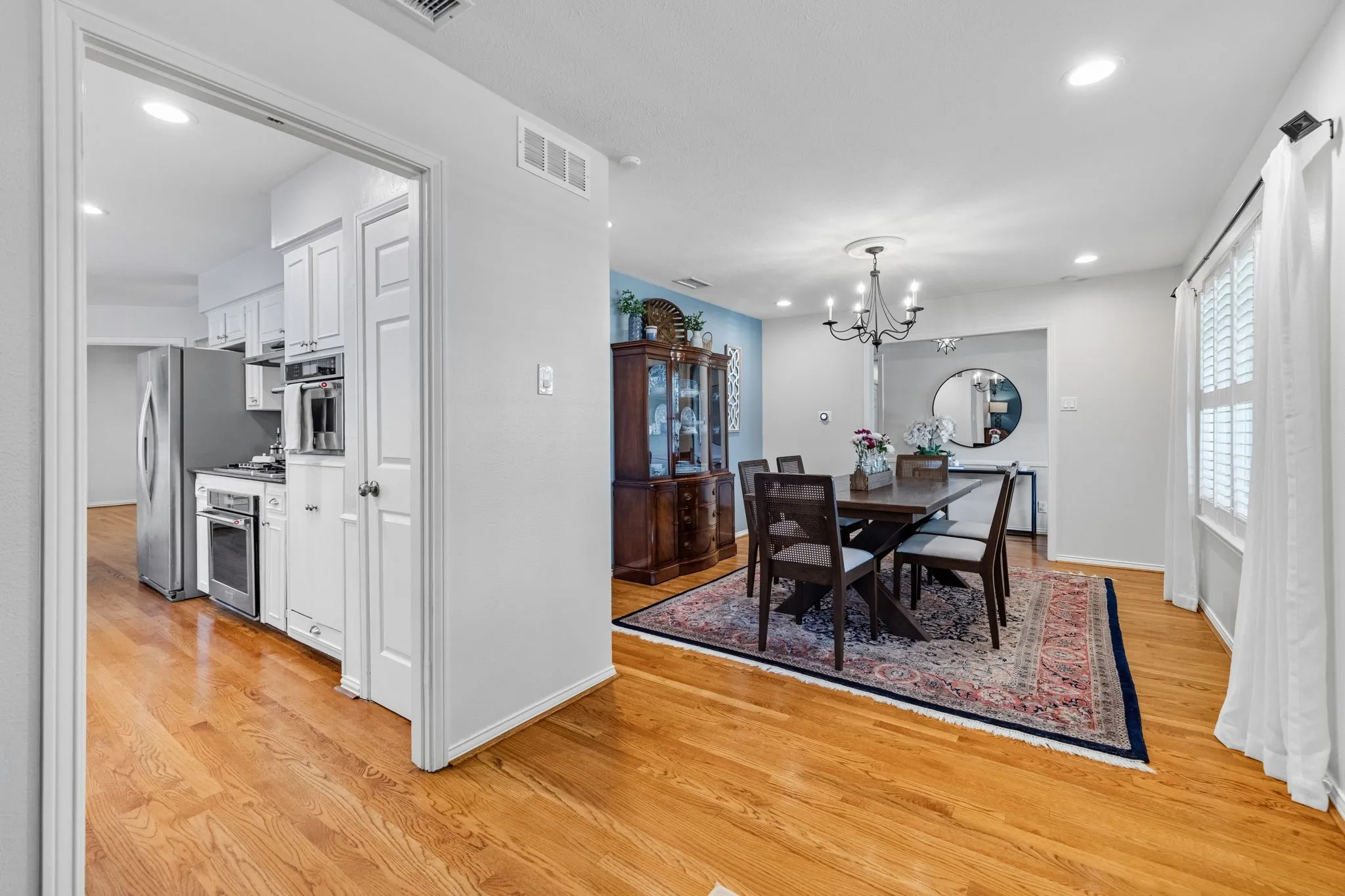 Single Family Residence For Sale in Dallas County , 7617 La Risa Drive, Dallas, Texas 75248, 3 Bedroom, 3 Bathroom, 2 Garage spaces, 2,197 Sqft, built in 1966, mls#21361272, Real Estate Agent in Dallas, Homes For Sale in Dallas county, Homes For Sale in Dallas, Realtor in Dallas Texas, Real Estate Brokerage Independent Realty Texas, Luminita Cordes Realtor