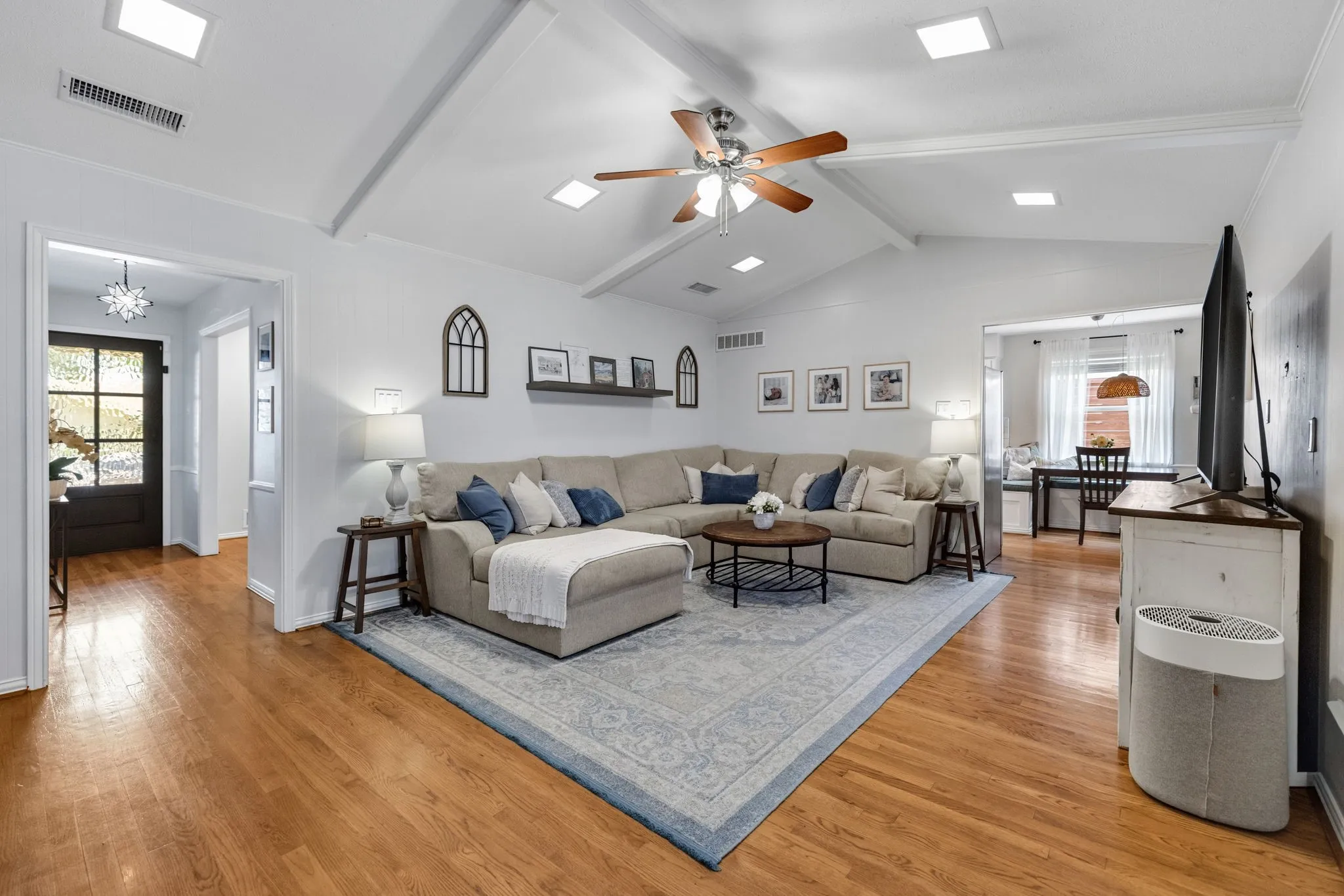Single Family Residence For Sale in Dallas County , 7617 La Risa Drive, Dallas, Texas 75248, 3 Bedroom, 3 Bathroom, 2 Garage spaces, 2,197 Sqft, built in 1966, mls#21361272, Real Estate Agent in Dallas, Homes For Sale in Dallas county, Homes For Sale in Dallas, Realtor in Dallas Texas, Real Estate Brokerage Independent Realty Texas, Luminita Cordes Realtor