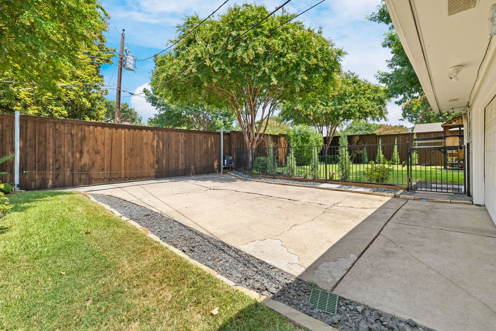 Single Family Residence For Sale in Dallas County , 7617 La Risa Drive, Dallas, Texas 75248, 3 Bedroom, 3 Bathroom, 2 Garage spaces, 2,197 Sqft, built in 1966, mls#21361272, Real Estate Agent in Dallas, Homes For Sale in Dallas county, Homes For Sale in Dallas, Realtor in Dallas Texas, Real Estate Brokerage Independent Realty Texas, Luminita Cordes Realtor
