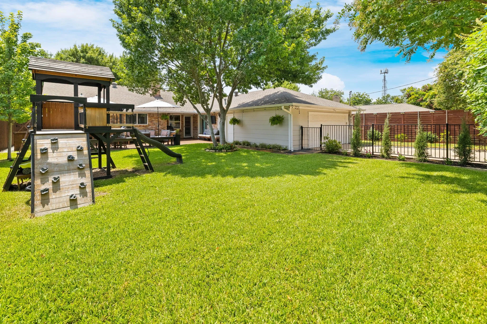 Single Family Residence For Sale in Dallas County , 7617 La Risa Drive, Dallas, Texas 75248, 3 Bedroom, 3 Bathroom, 2 Garage spaces, 2,197 Sqft, built in 1966, mls#21361272, Real Estate Agent in Dallas, Homes For Sale in Dallas county, Homes For Sale in Dallas, Realtor in Dallas Texas, Real Estate Brokerage Independent Realty Texas, Luminita Cordes Realtor