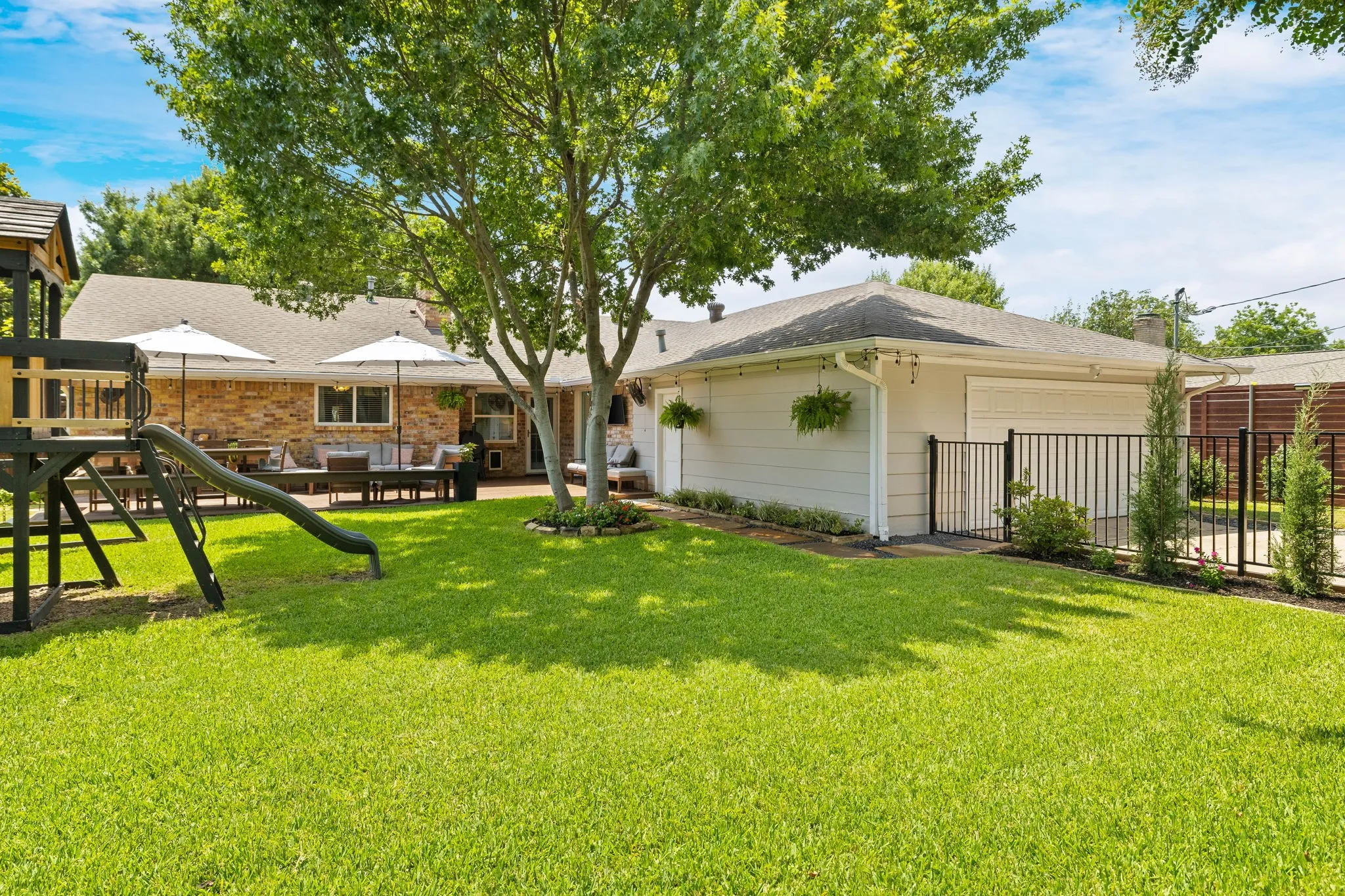 Single Family Residence For Sale in Dallas County , 7617 La Risa Drive, Dallas, Texas 75248, 3 Bedroom, 3 Bathroom, 2 Garage spaces, 2,197 Sqft, built in 1966, mls#21361272, Real Estate Agent in Dallas, Homes For Sale in Dallas county, Homes For Sale in Dallas, Realtor in Dallas Texas, Real Estate Brokerage Independent Realty Texas, Luminita Cordes Realtor