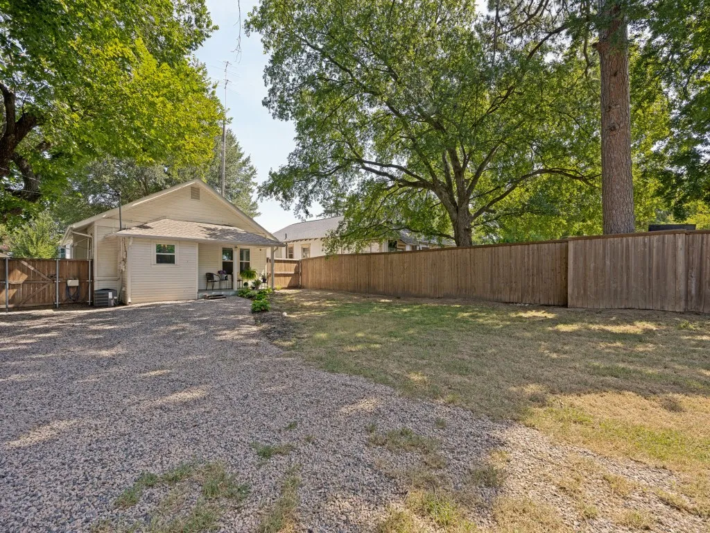 Single Family Residence For Sale in Grayson County , 504 W Murray Street, Denison, Texas 75020, 2 Bedroom, 1 Bathroom, Garage spaces, 1,118 Sqft, built in 1930, mls#21352315, Real Estate Agent in Denison, Homes For Sale in Grayson county, Homes For Sale in Denison, Realtor in Denison Texas, Real Estate Brokerage Independent Realty Texas, Luminita Cordes Realtor