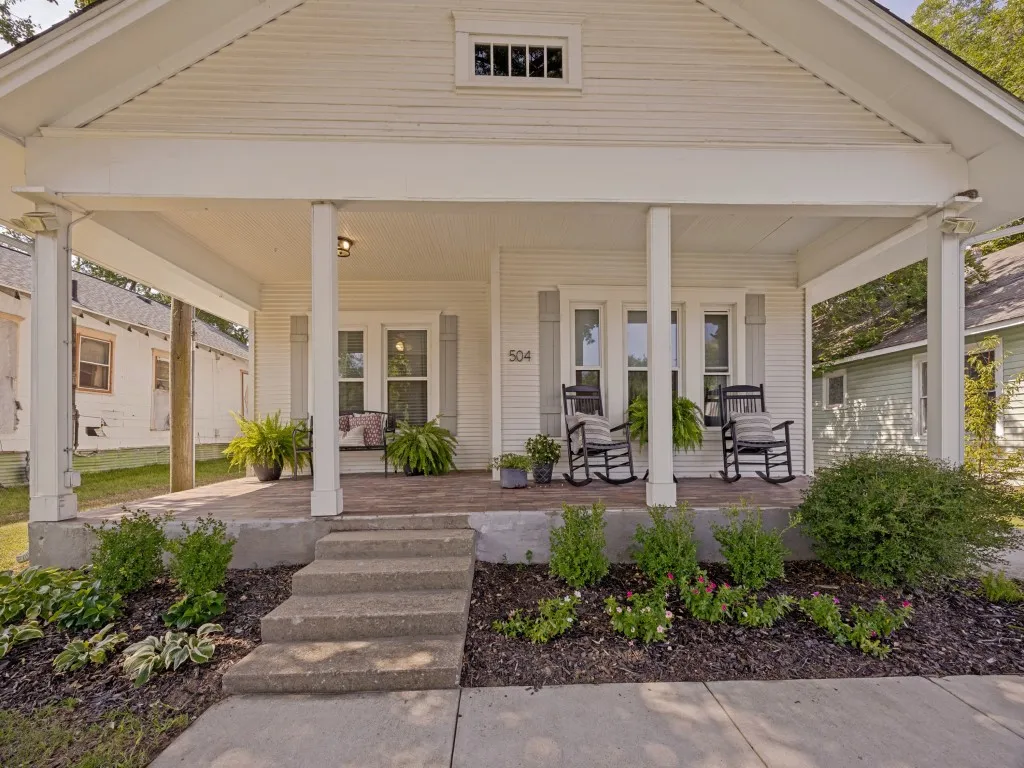 Single Family Residence For Sale in Grayson County , 504 W Murray Street, Denison, Texas 75020, 2 Bedroom, 1 Bathroom, Garage spaces, 1,118 Sqft, built in 1930, mls#21352315, Real Estate Agent in Denison, Homes For Sale in Grayson county, Homes For Sale in Denison, Realtor in Denison Texas, Real Estate Brokerage Independent Realty Texas, Luminita Cordes Realtor