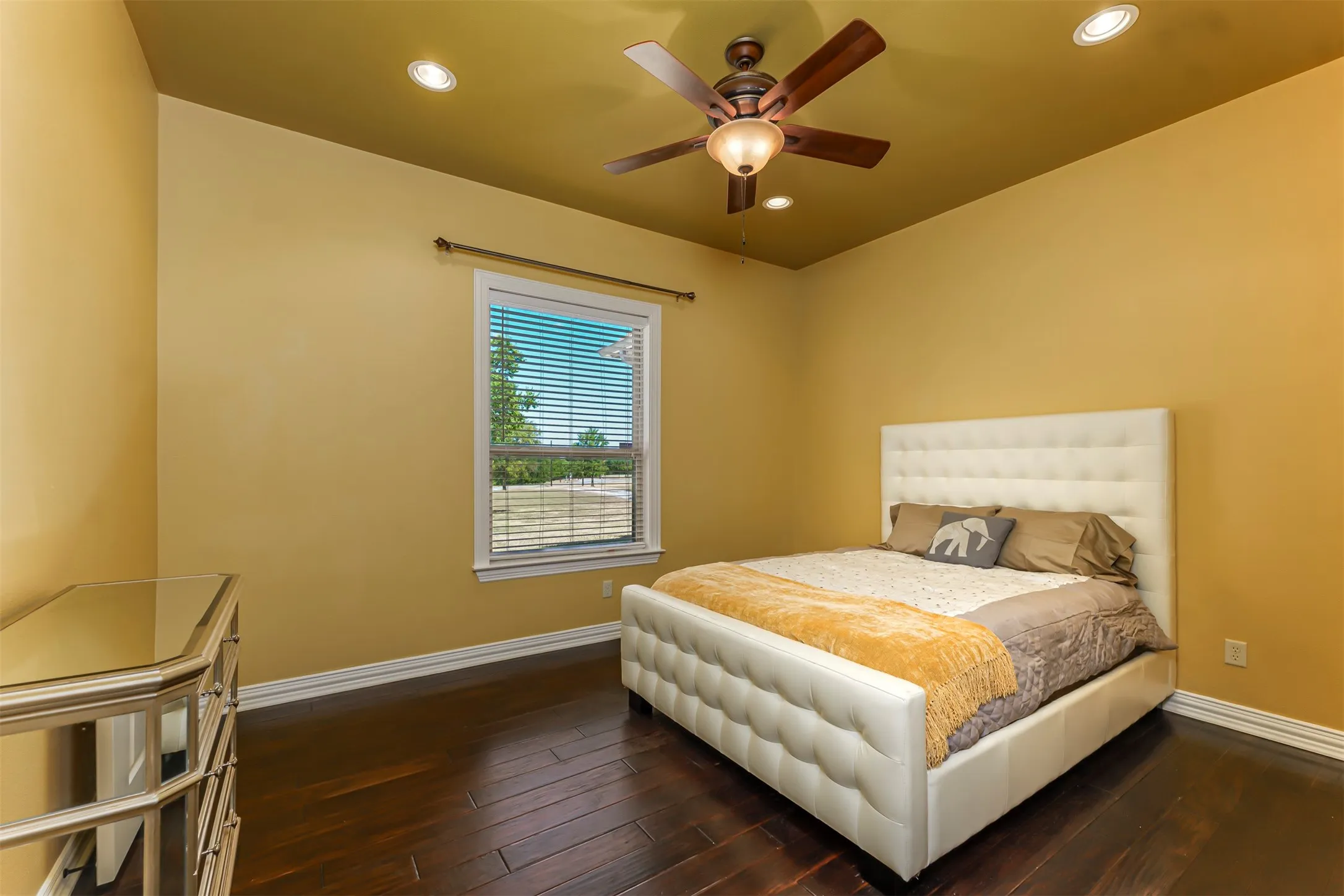 Single Family Residence For Sale in Wise County , 223 E Bay Drive, Bridgeport, Texas 76426, 3 Bedroom, 3 Bathroom, 3 Garage spaces, 3,081 Sqft, built in 2008, mls#21360622, Real Estate Agent in Bridgeport, Homes For Sale in Wise county, Homes For Sale in Bridgeport, Realtor in Bridgeport Texas, Real Estate Brokerage Independent Realty Texas, Luminita Cordes Realtor