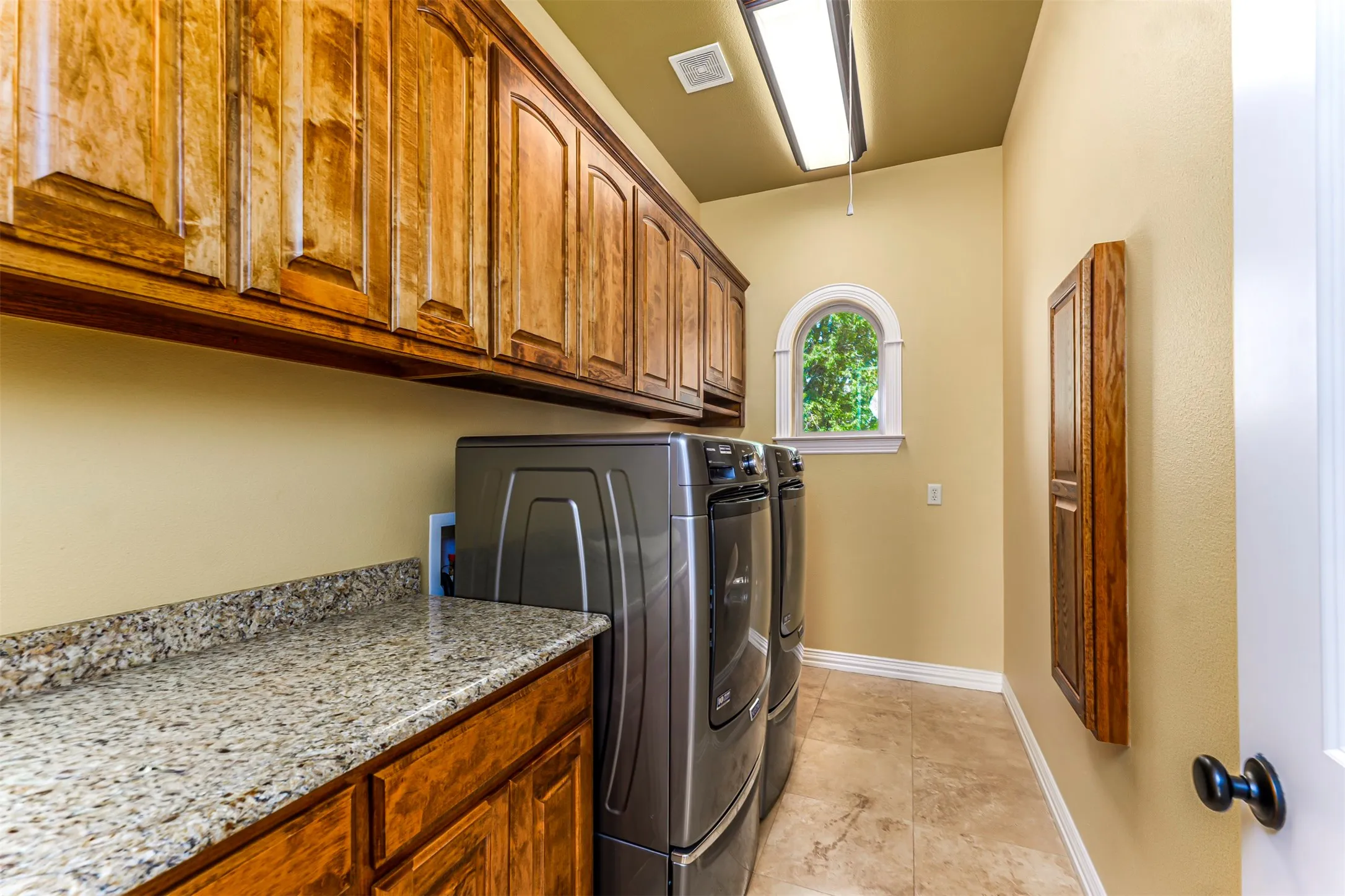 Single Family Residence For Sale in Wise County , 223 E Bay Drive, Bridgeport, Texas 76426, 3 Bedroom, 3 Bathroom, 3 Garage spaces, 3,081 Sqft, built in 2008, mls#21360622, Real Estate Agent in Bridgeport, Homes For Sale in Wise county, Homes For Sale in Bridgeport, Realtor in Bridgeport Texas, Real Estate Brokerage Independent Realty Texas, Luminita Cordes Realtor