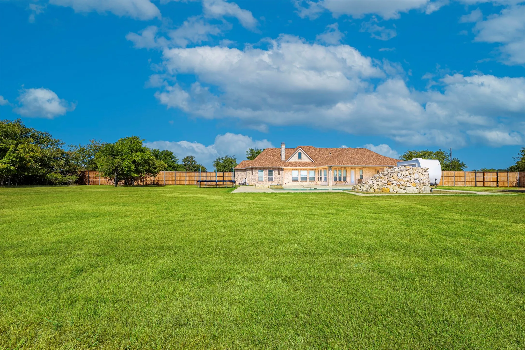 Single Family Residence For Sale in Wise County , 223 E Bay Drive, Bridgeport, Texas 76426, 3 Bedroom, 3 Bathroom, 3 Garage spaces, 3,081 Sqft, built in 2008, mls#21360622, Real Estate Agent in Bridgeport, Homes For Sale in Wise county, Homes For Sale in Bridgeport, Realtor in Bridgeport Texas, Real Estate Brokerage Independent Realty Texas, Luminita Cordes Realtor