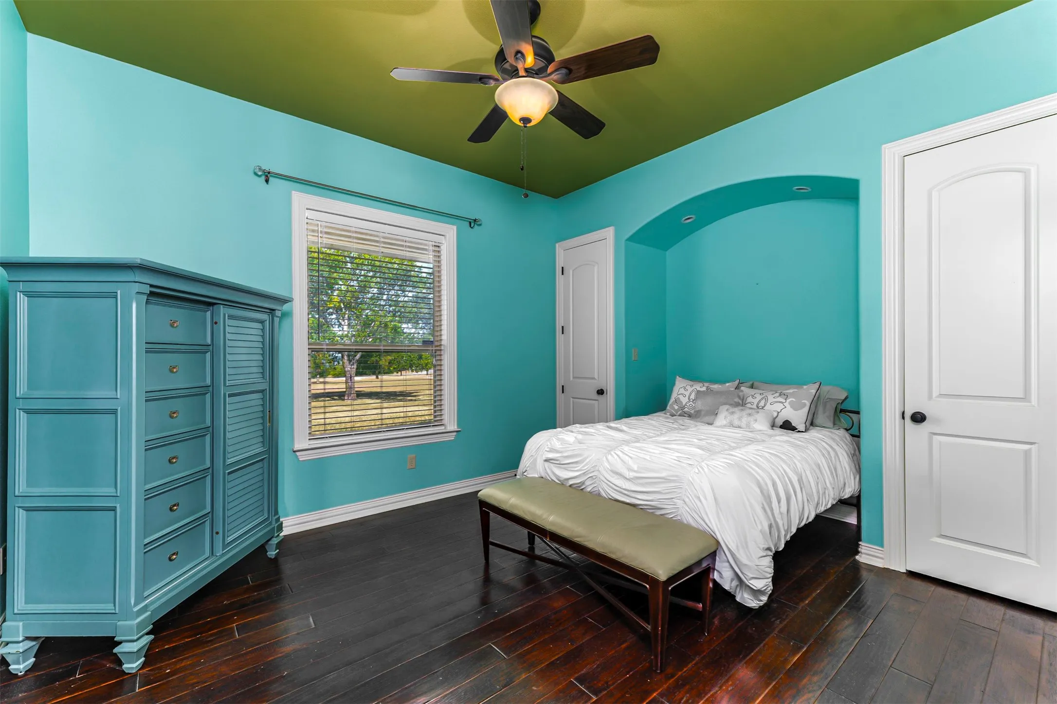 Single Family Residence For Sale in Wise County , 223 E Bay Drive, Bridgeport, Texas 76426, 3 Bedroom, 3 Bathroom, 3 Garage spaces, 3,081 Sqft, built in 2008, mls#21360622, Real Estate Agent in Bridgeport, Homes For Sale in Wise county, Homes For Sale in Bridgeport, Realtor in Bridgeport Texas, Real Estate Brokerage Independent Realty Texas, Luminita Cordes Realtor