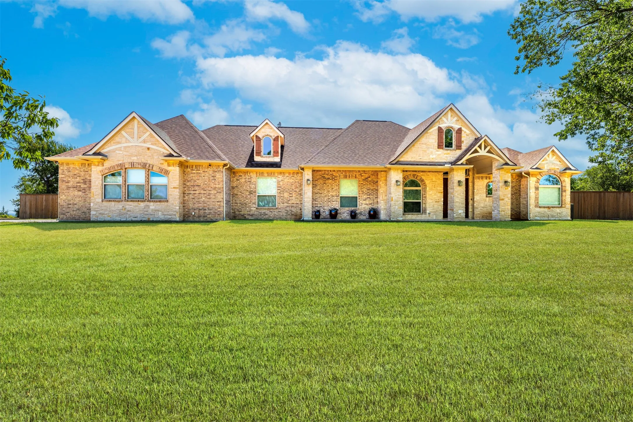 Single Family Residence For Sale in Wise County , 223 E Bay Drive, Bridgeport, Texas 76426, 3 Bedroom, 3 Bathroom, 3 Garage spaces, 3,081 Sqft, built in 2008, mls#21360622, Real Estate Agent in Bridgeport, Homes For Sale in Wise county, Homes For Sale in Bridgeport, Realtor in Bridgeport Texas, Real Estate Brokerage Independent Realty Texas, Luminita Cordes Realtor