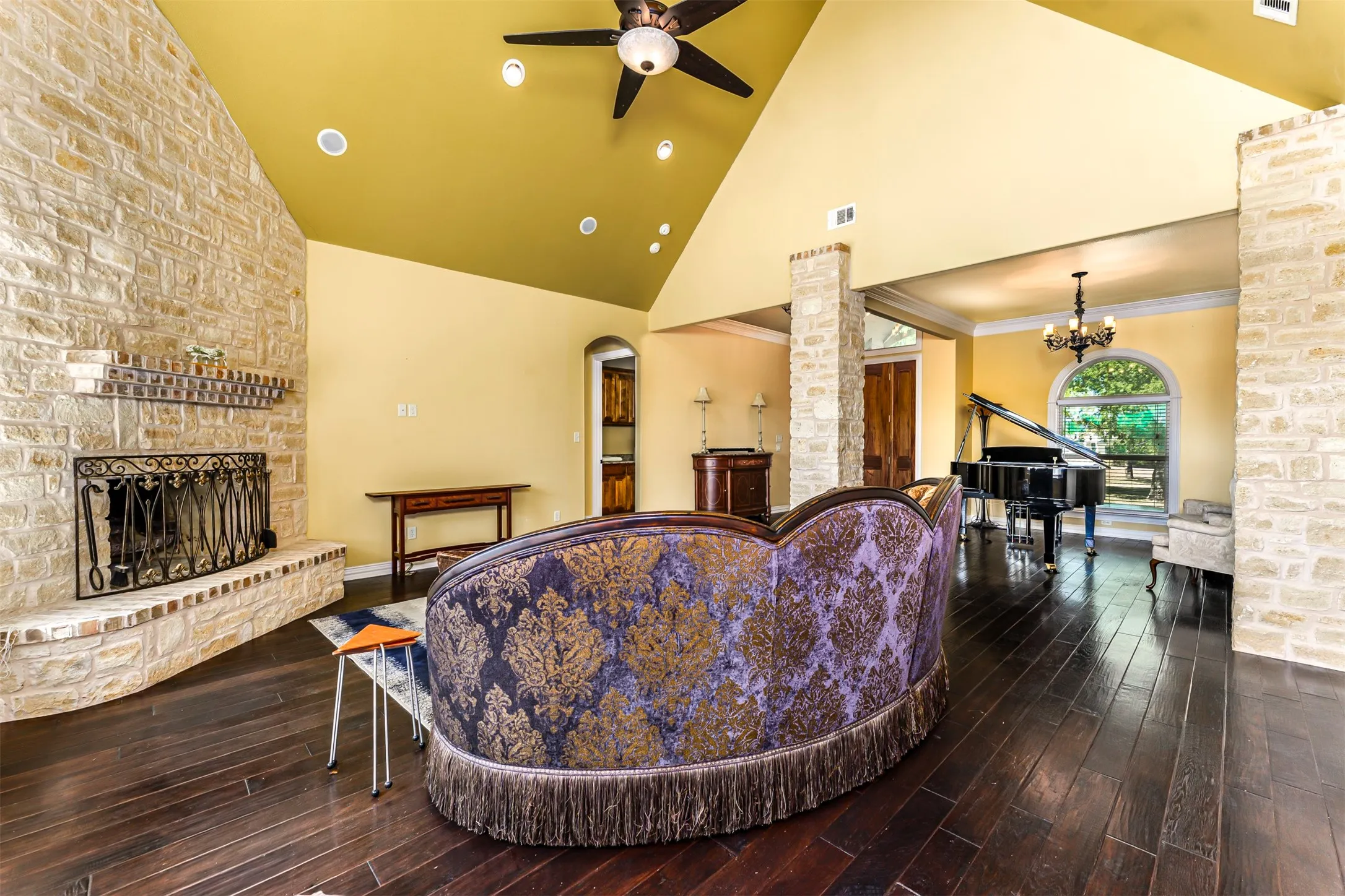 Single Family Residence For Sale in Wise County , 223 E Bay Drive, Bridgeport, Texas 76426, 3 Bedroom, 3 Bathroom, 3 Garage spaces, 3,081 Sqft, built in 2008, mls#21360622, Real Estate Agent in Bridgeport, Homes For Sale in Wise county, Homes For Sale in Bridgeport, Realtor in Bridgeport Texas, Real Estate Brokerage Independent Realty Texas, Luminita Cordes Realtor